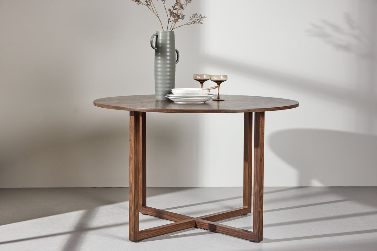 Eettafel Ayani - ronde vorm en warme walnootlook