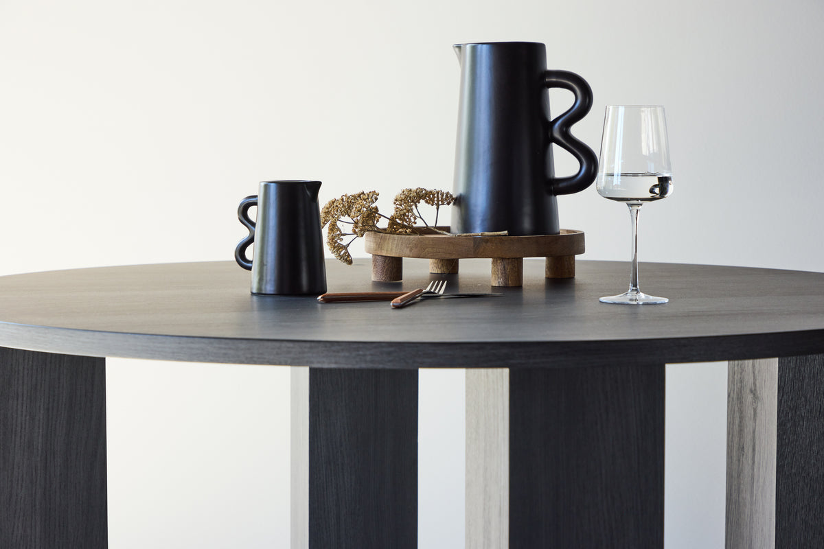 Eettafel Baylin – een ronde eettafel in zwart MDF
