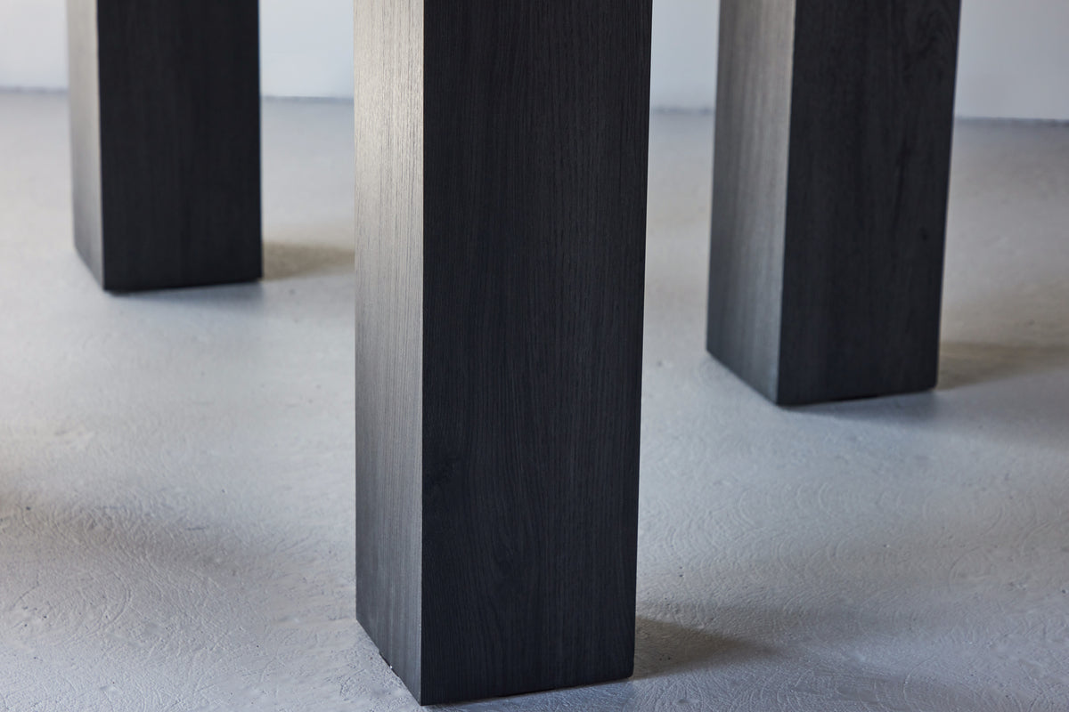 Eettafel Baylin – een ronde eettafel in zwart MDF