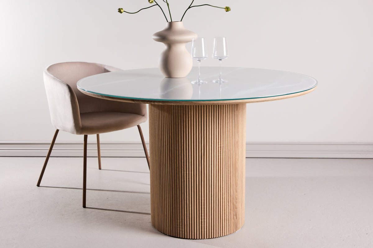 Eettafel Orlén – Ronde design-eettafel Ø120 cm met glazen blad en geribbelde voet