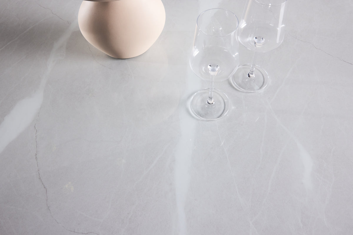 Eettafel Orlén – Ronde design-eettafel Ø120 cm met glazen blad en geribbelde voet