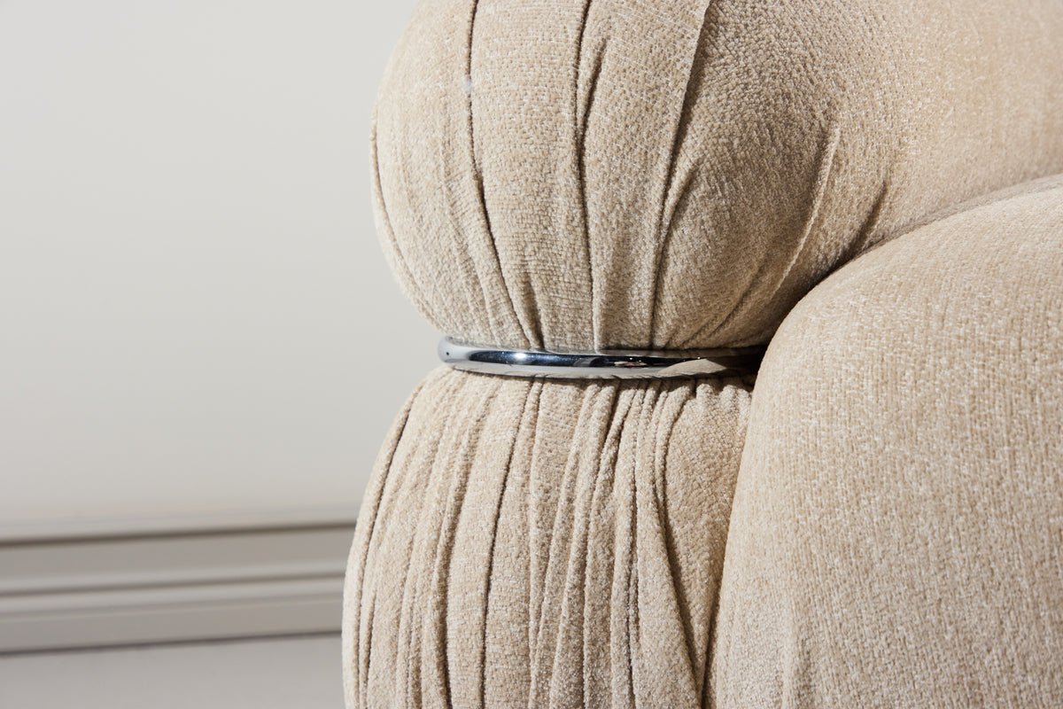 Designer Lounge Fauteuil Mika – Beige, fluweelachtige bekleding met chroomdetails