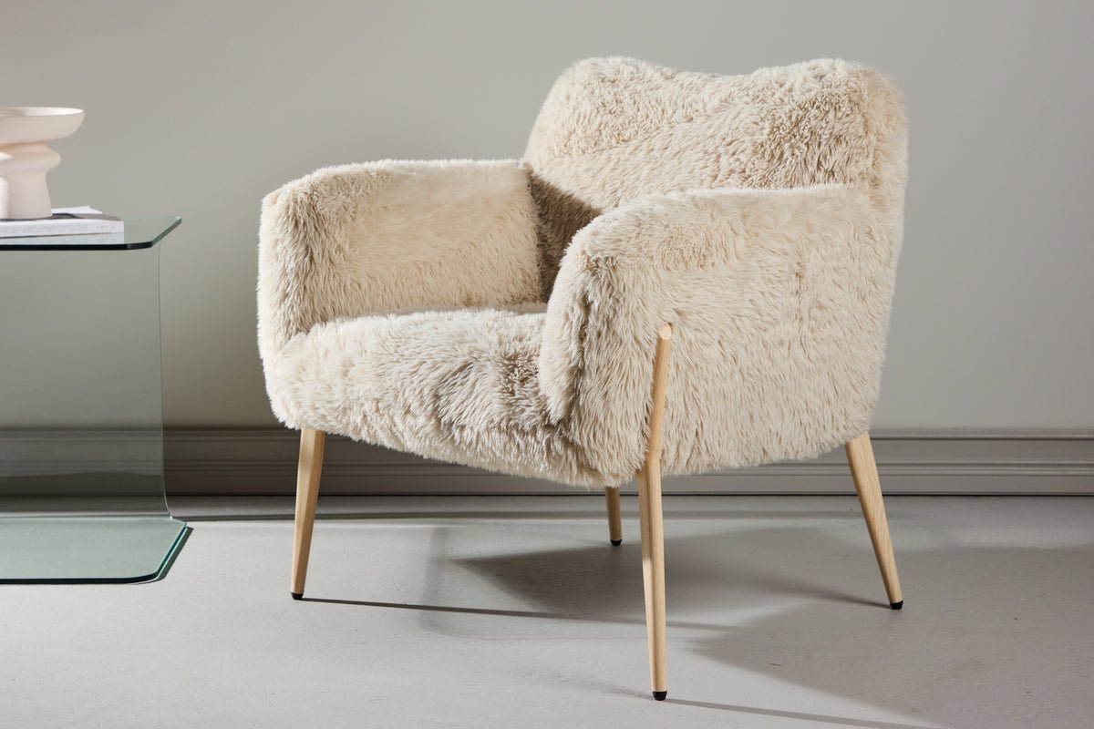 Fauteuil Zara - met poten in houtlook en kunstbont bekleding