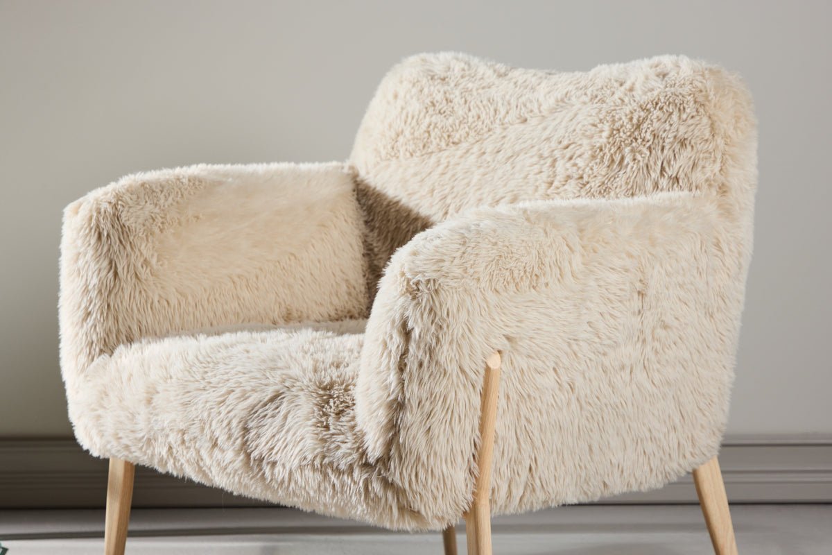 Fauteuil Zara - met poten in houtlook en kunstbont bekleding