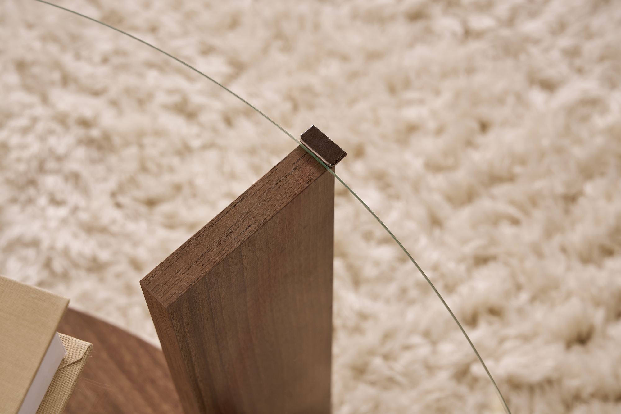 Salontafel Davira - met ronde glazen plaat en houtlook