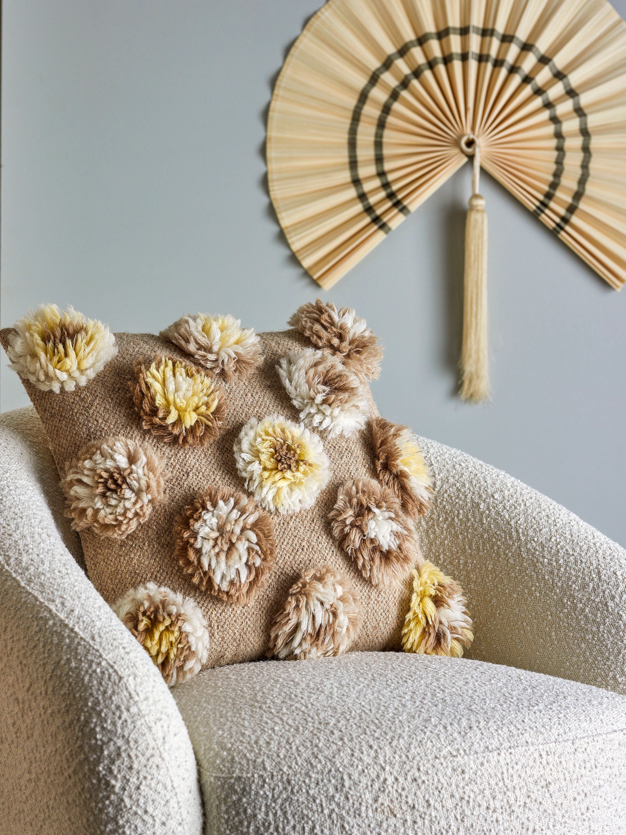 Sierkussen Florence – Getufte wollen bloemen in natuurlijke kleurenwereld