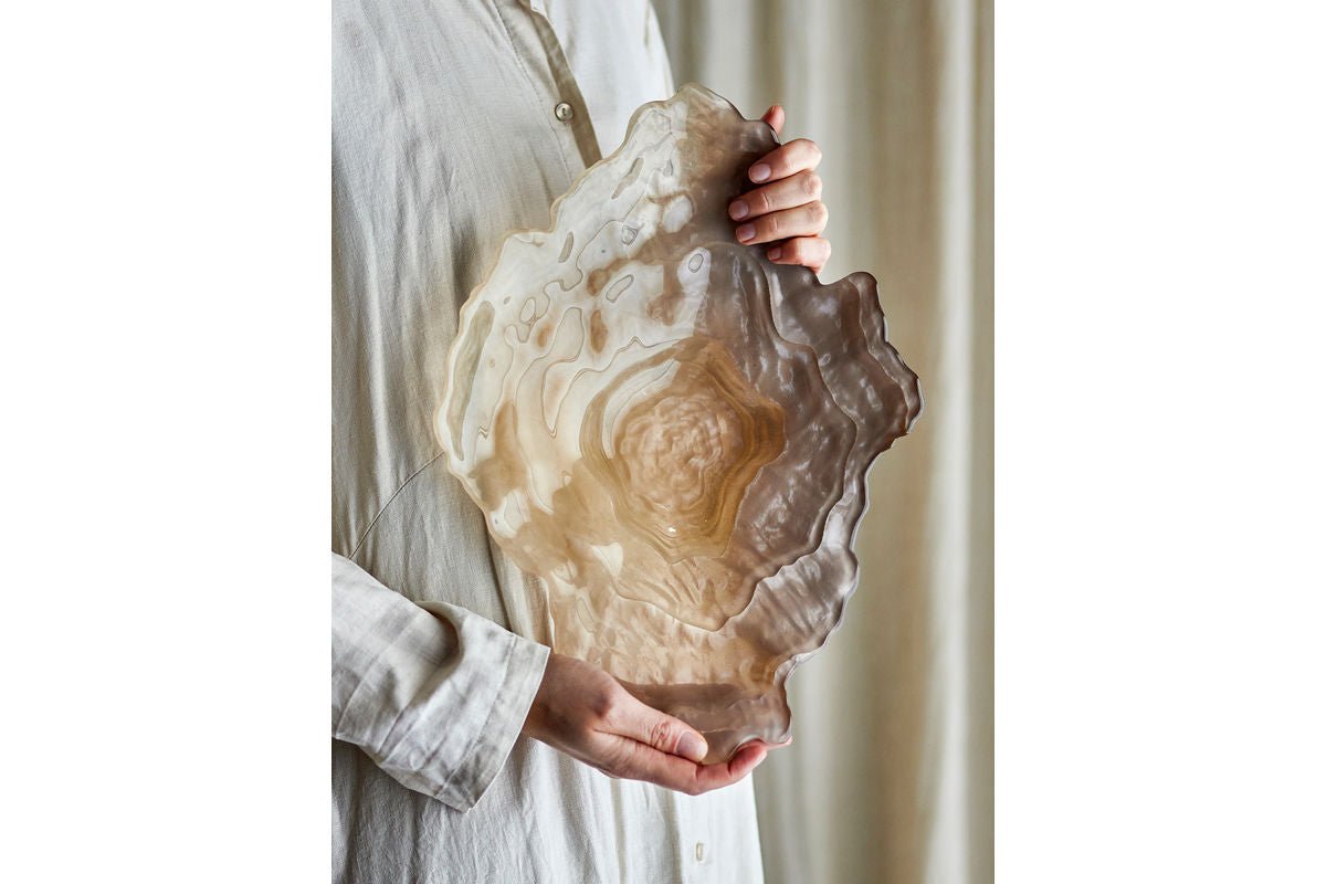 Schotel Akuri – van glas in natuurkleur met organische vorm