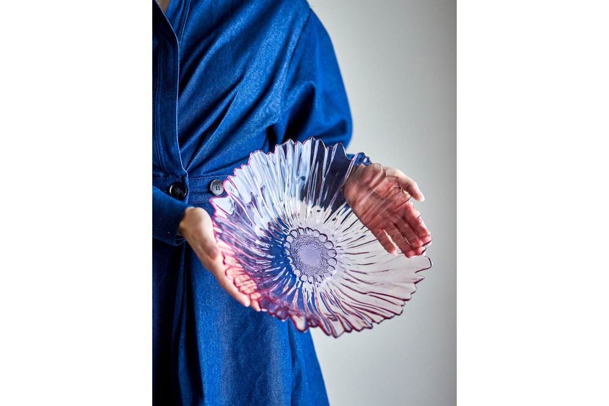 Schaal Claire – van glas in roze met een bloemrijk karakter