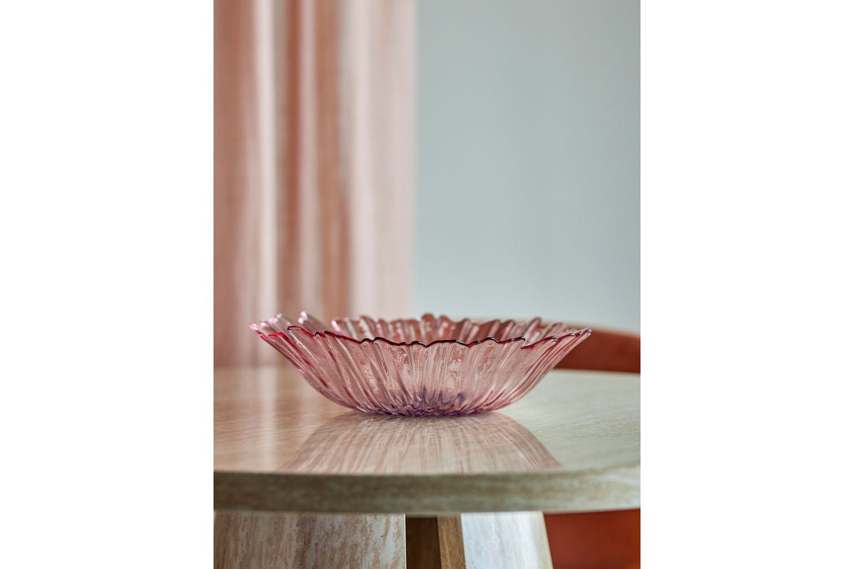 Schaal Claire – van glas in roze met een bloemrijk karakter