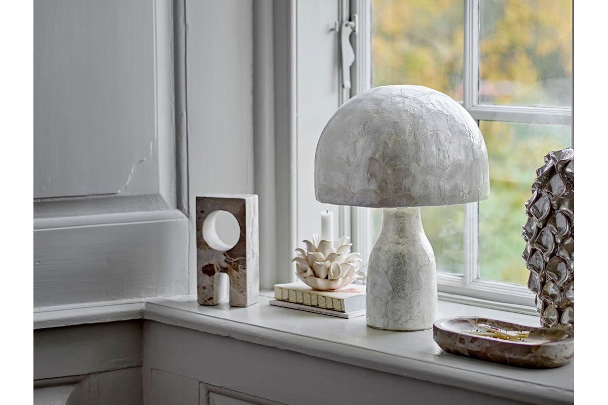 Tafellamp Nerea – Glanzend Capiz-ontwerp in natuurtinten