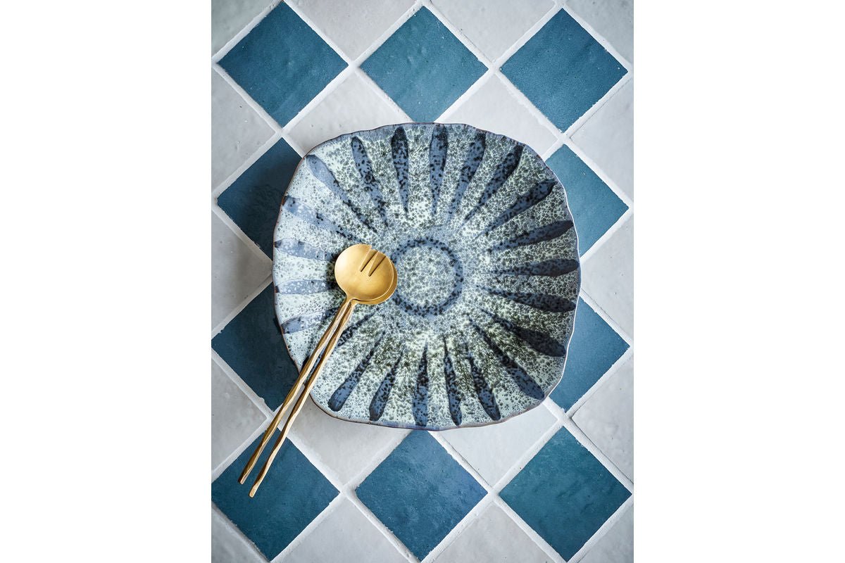 Serveerschaal Ruby – handgeschilderd aardewerkbord in Grijs met zonnenmotief