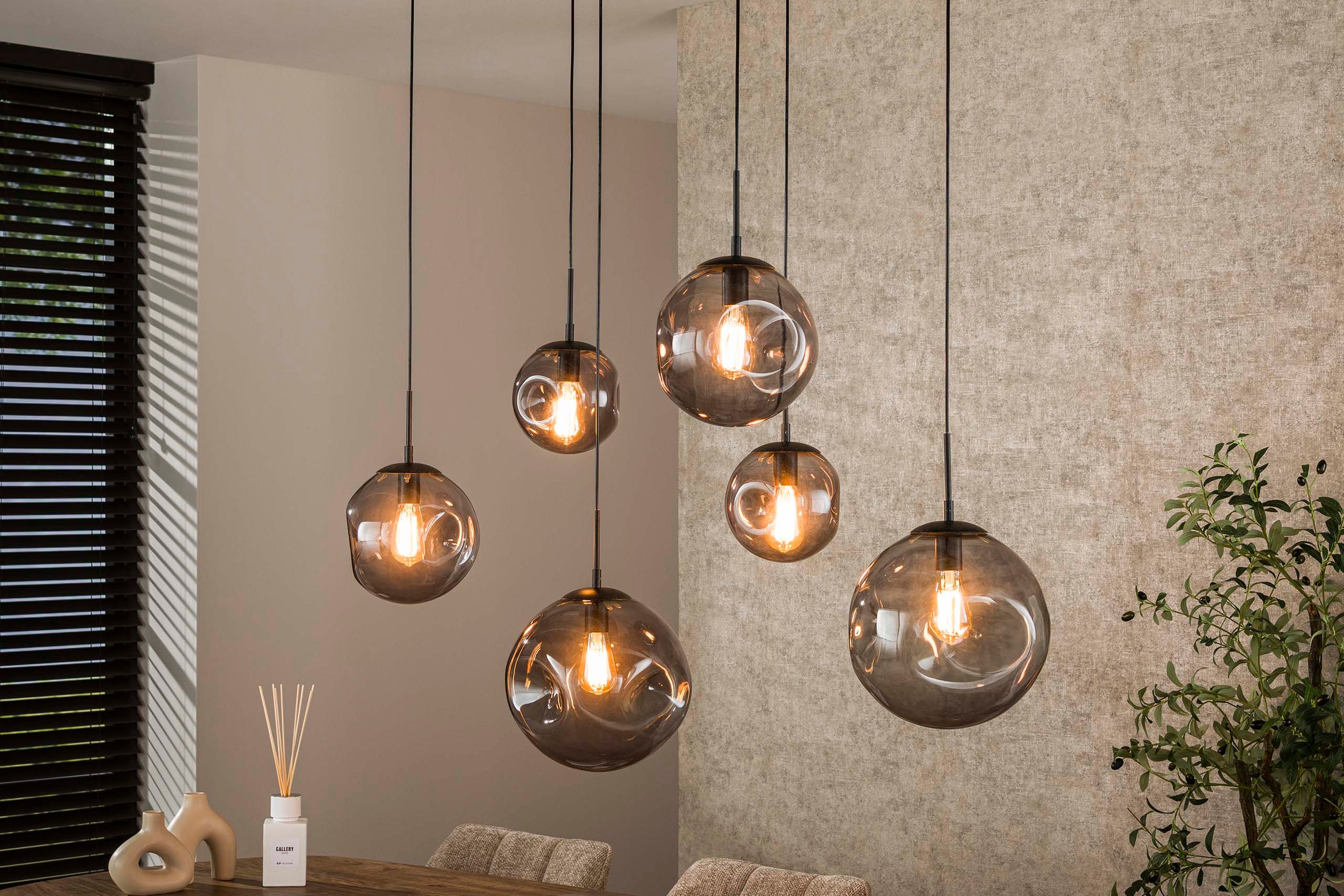 Hanglamp „Zephyra“ – 6 lampen in rookglasdesign met organische plafondvoet