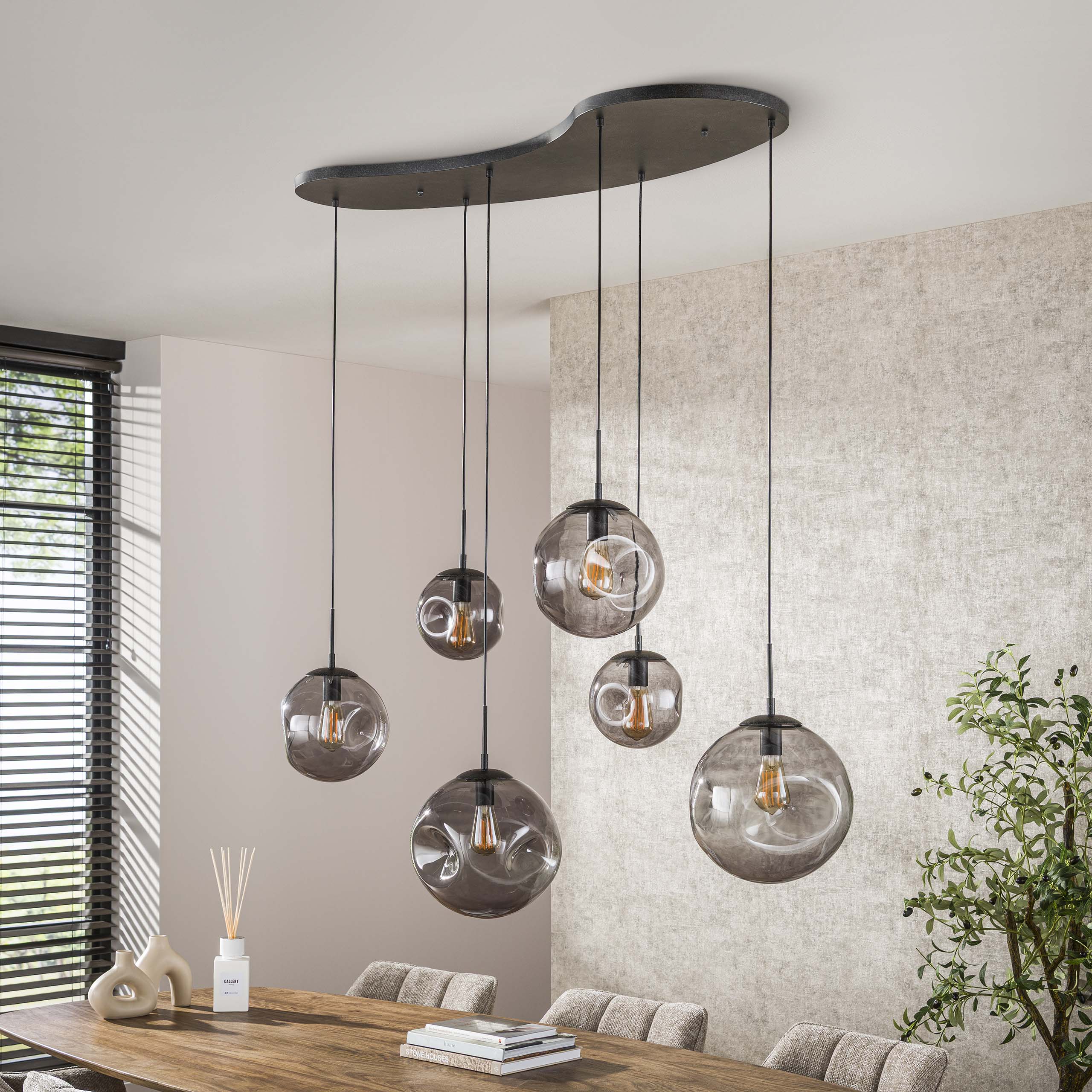 Hanglamp „Zephyra“ – 6 lampen in rookglasdesign met organische plafondvoet