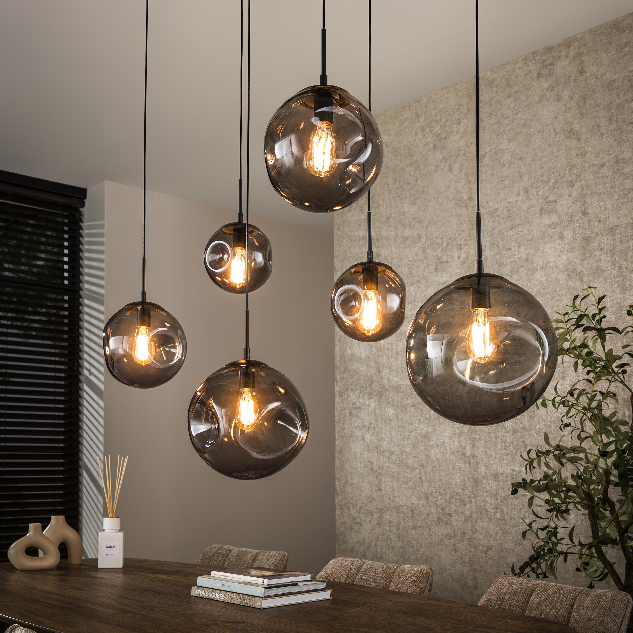 Hanglamp „Zephyra“ – 6 lampen in rookglasdesign met organische plafondvoet