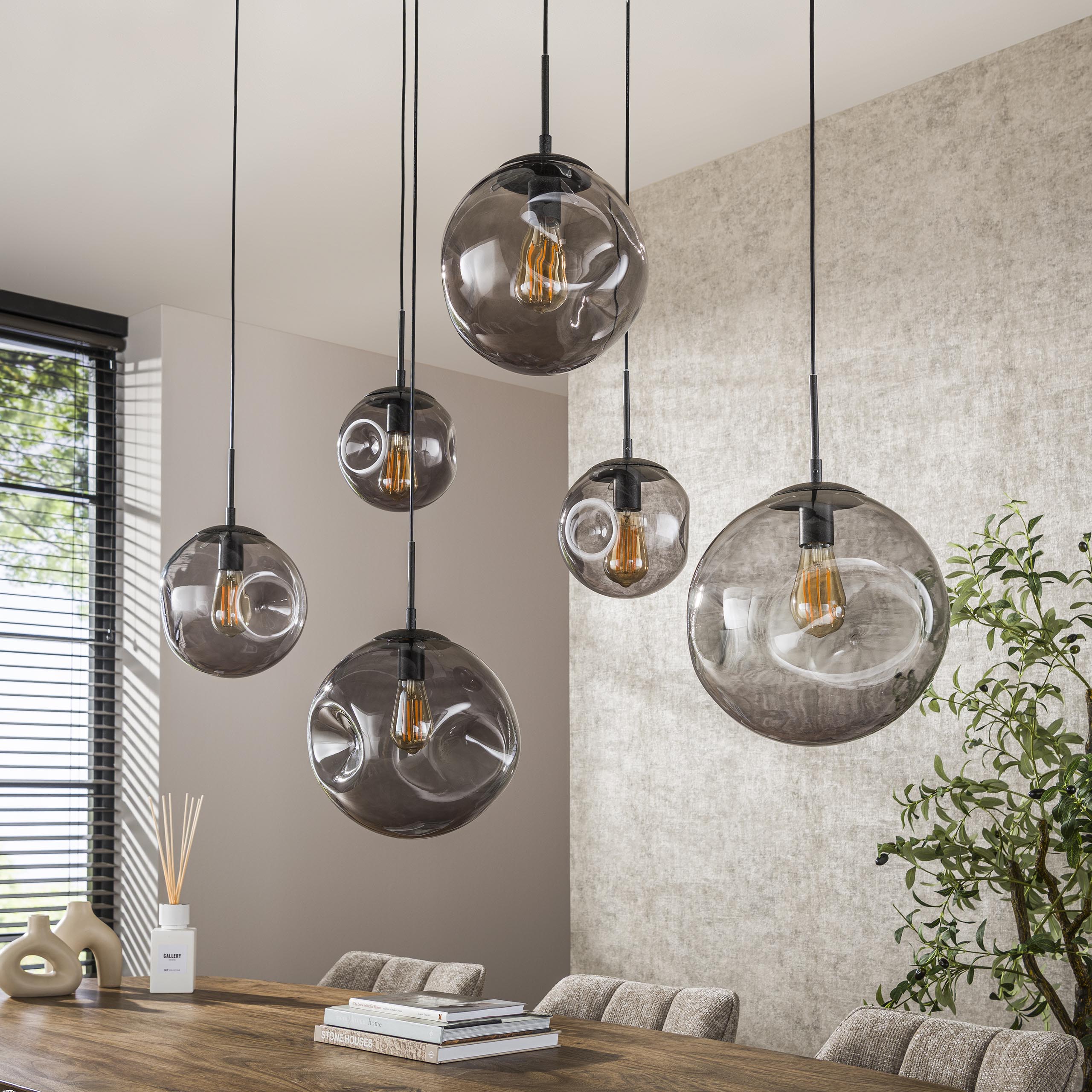 Hanglamp „Zephyra“ – 6 lampen in rookglasdesign met organische plafondvoet
