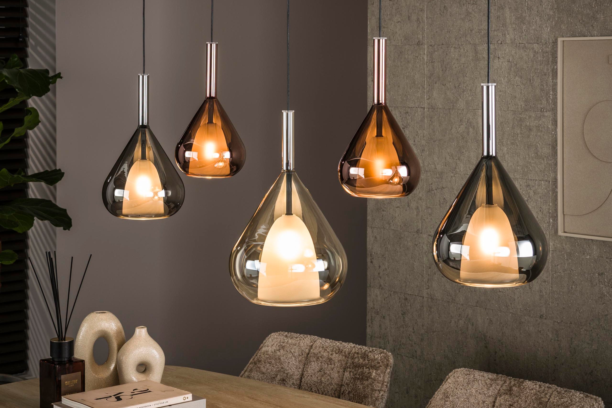 Hanglamp "Lysandra" – 5 druppelvormige glazen kappen in amber, koper en chroom