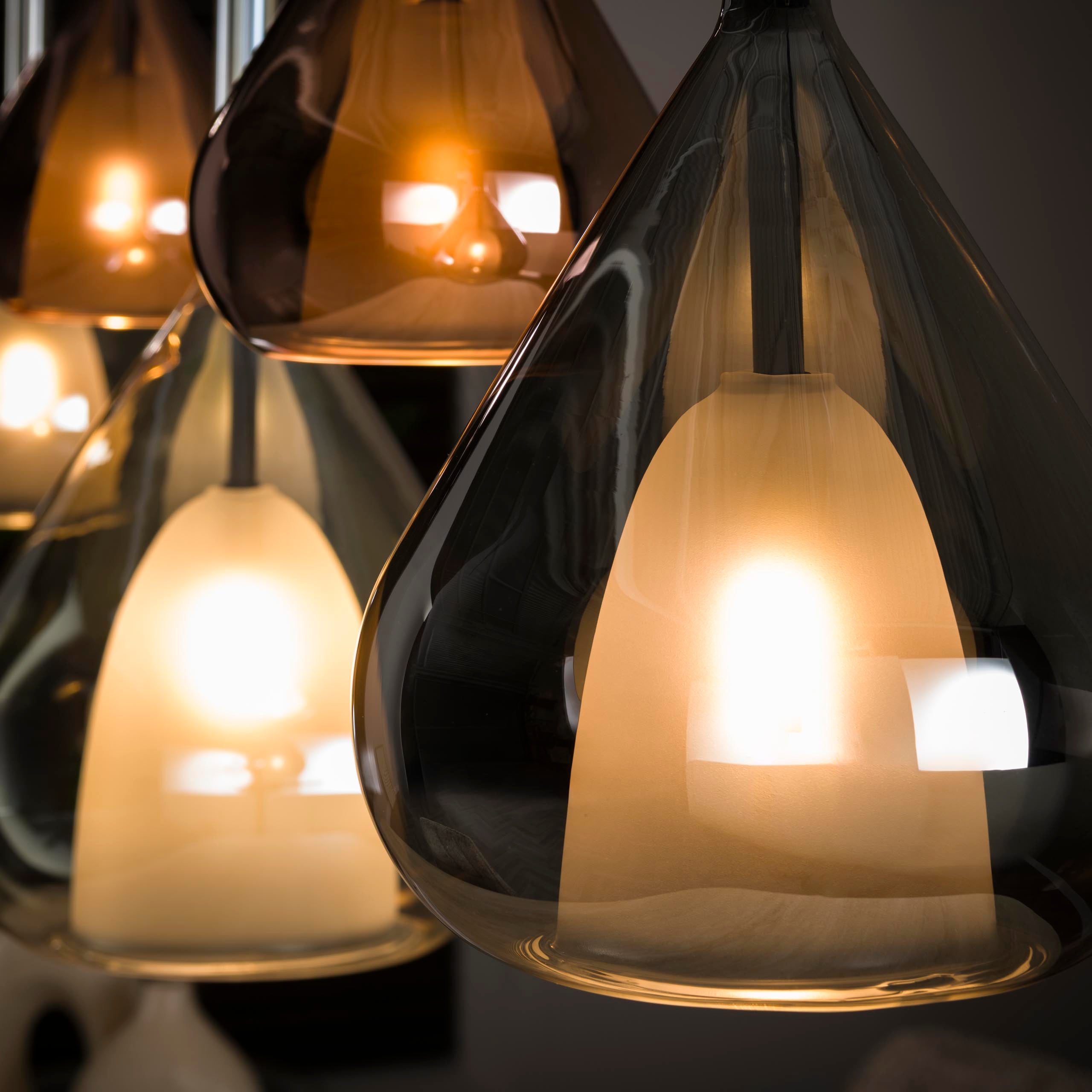 Hanglamp "Lysandra" – 5 druppelvormige glazen kappen in amber, koper en chroom