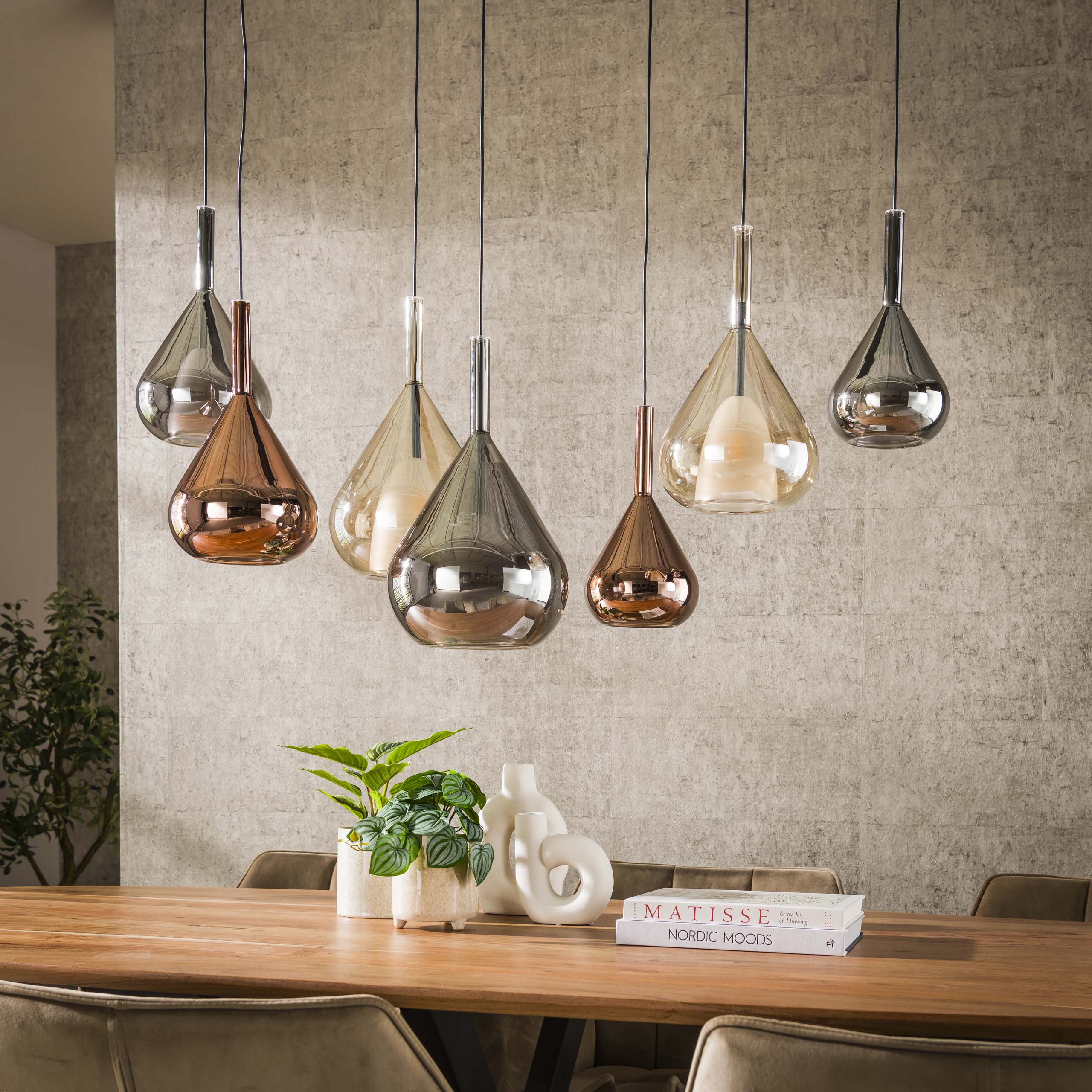 Hanglamp "Lumora" – 7 druppelvormige glazen kappen in amber, koper en chroom