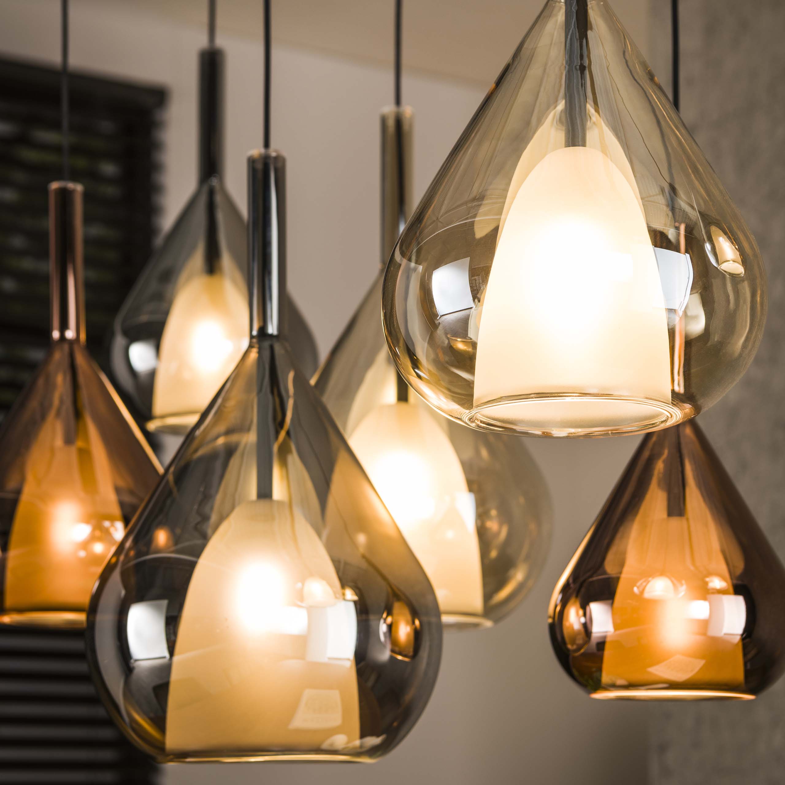 Hanglamp "Lumora" – 7 druppelvormige glazen kappen in amber, koper en chroom