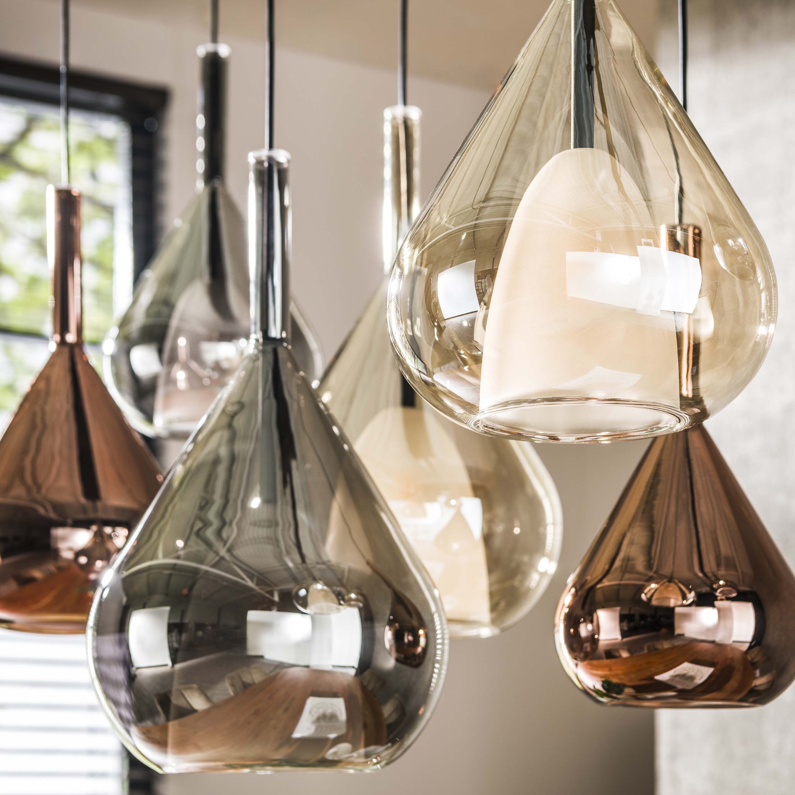 Hanglamp "Lumora" – 7 druppelvormige glazen kappen in amber, koper en chroom
