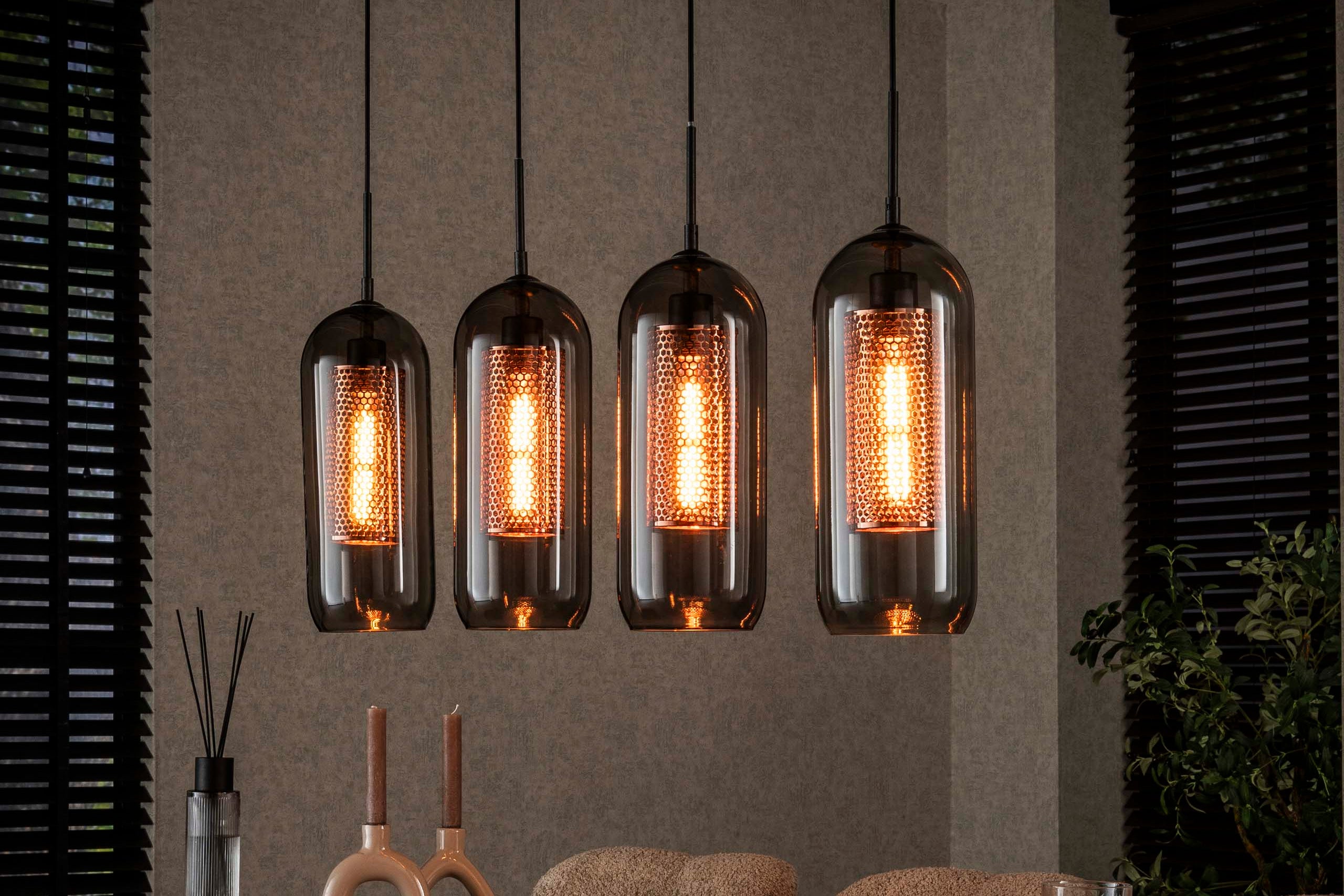 Hanglamp „Rivella“ – Met 4 lampen in rookglas-meshdesign met cilindrische koperen rasterkappen