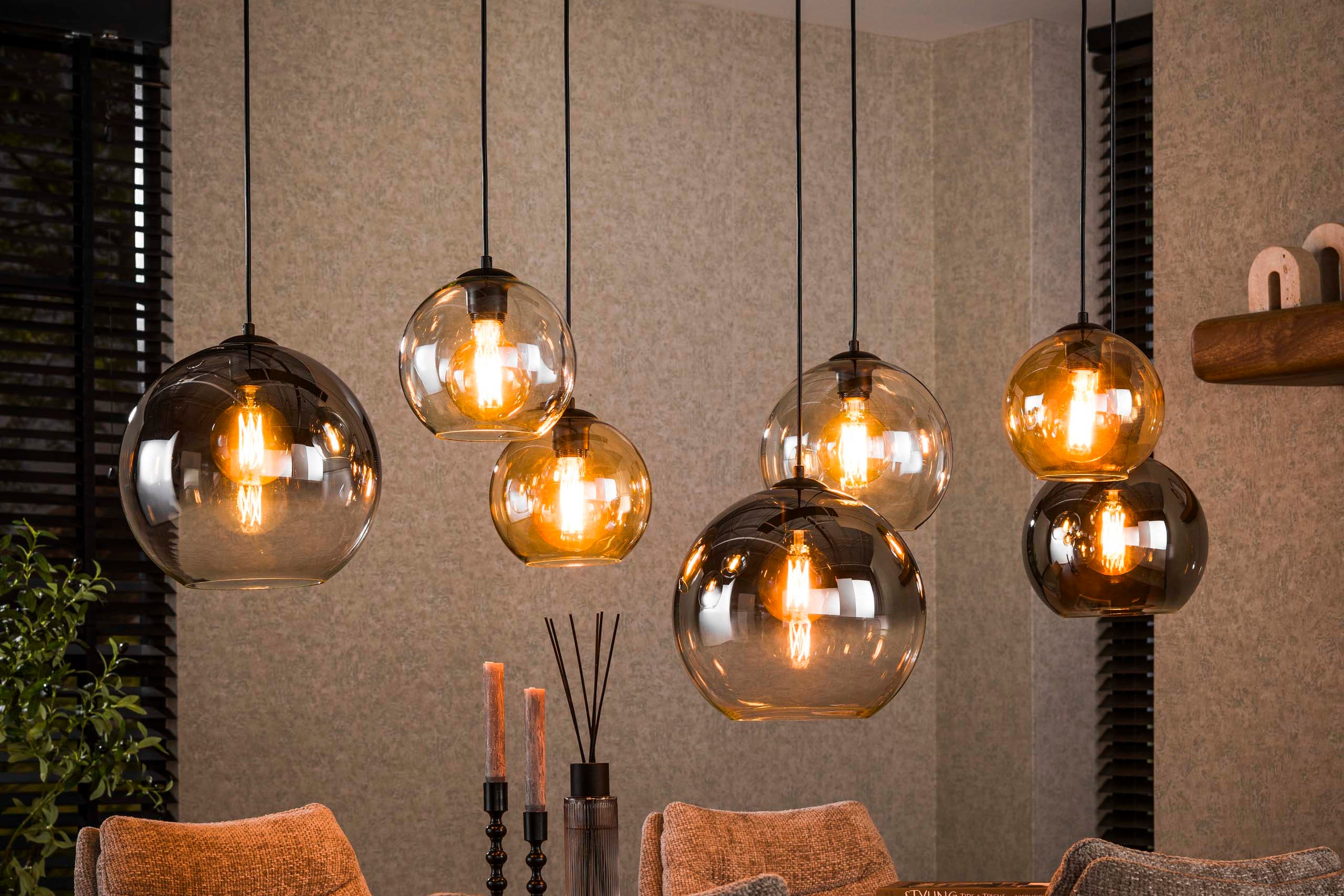 Hanglamp "Olivara" – 7 bolvormige glazen kappen in amber, chroom en lichtgrijs