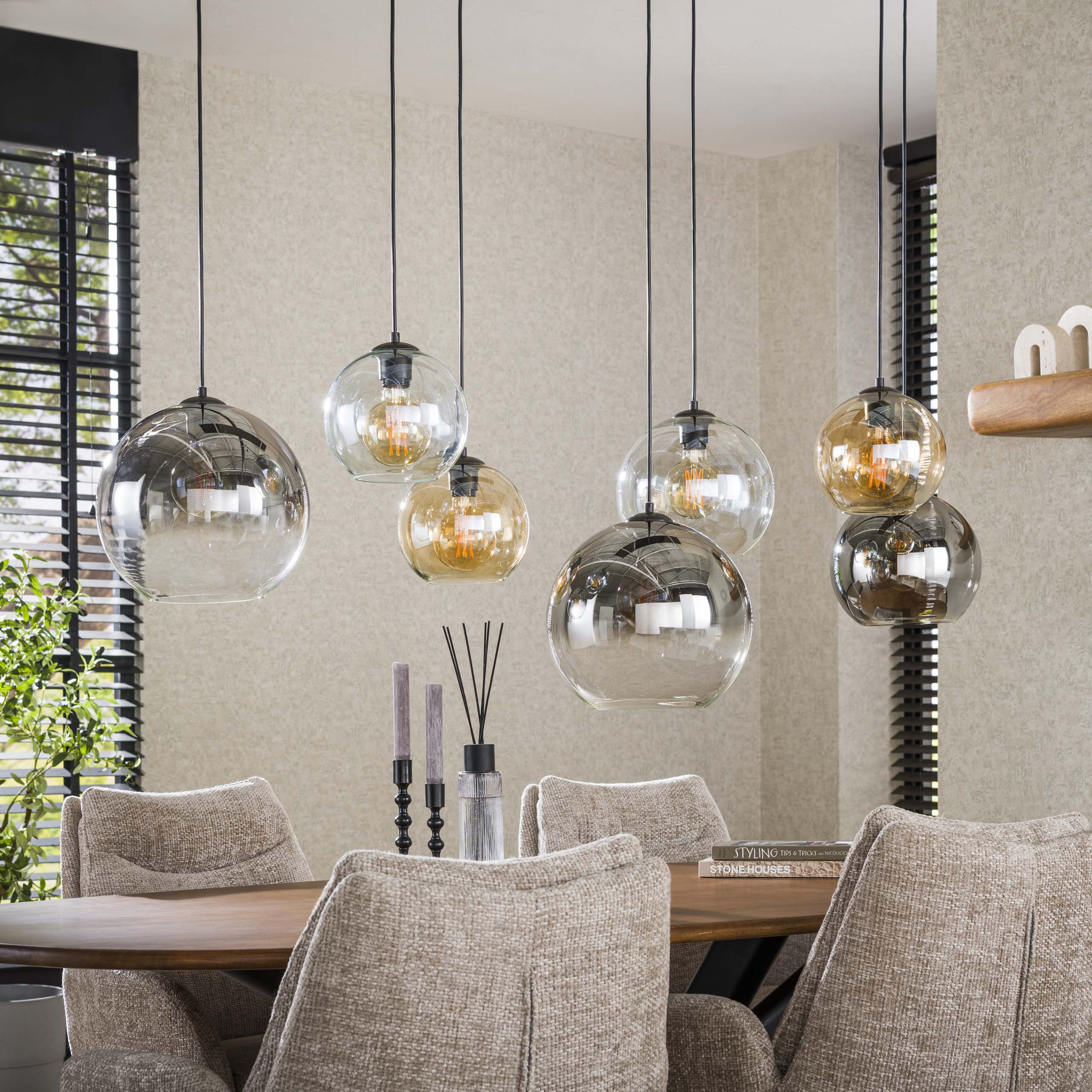 Hanglamp "Olivara" – 7 bolvormige glazen kappen in amber, chroom en lichtgrijs