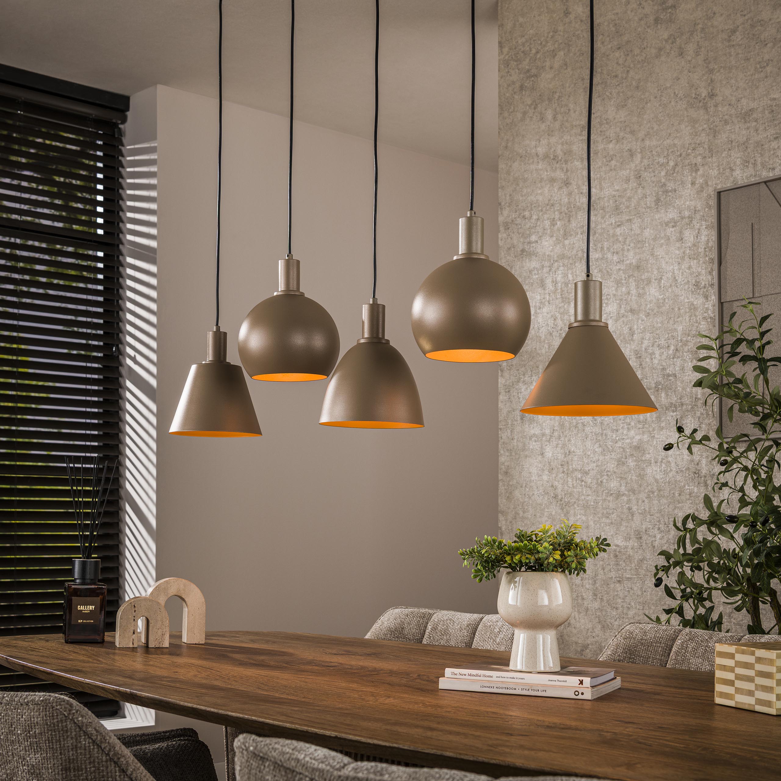 Hanglamp Bravino – Vijf metalen kappen in bruin of beige (5-lichts)