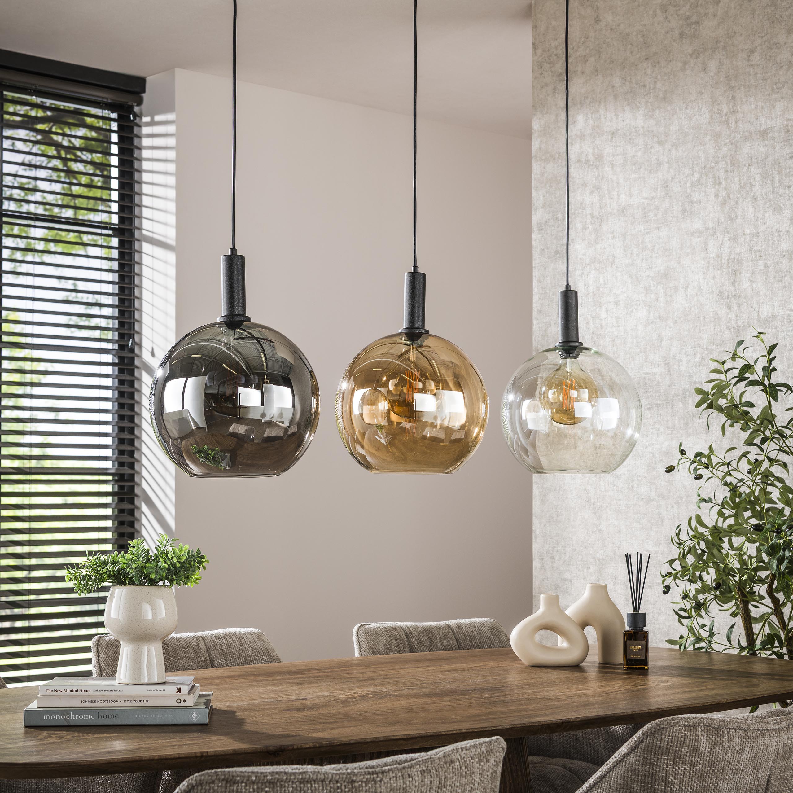 Hanglamp "Seralis" – 3 glazen kappen in chroom, barnsteen en transparant met metaalkap