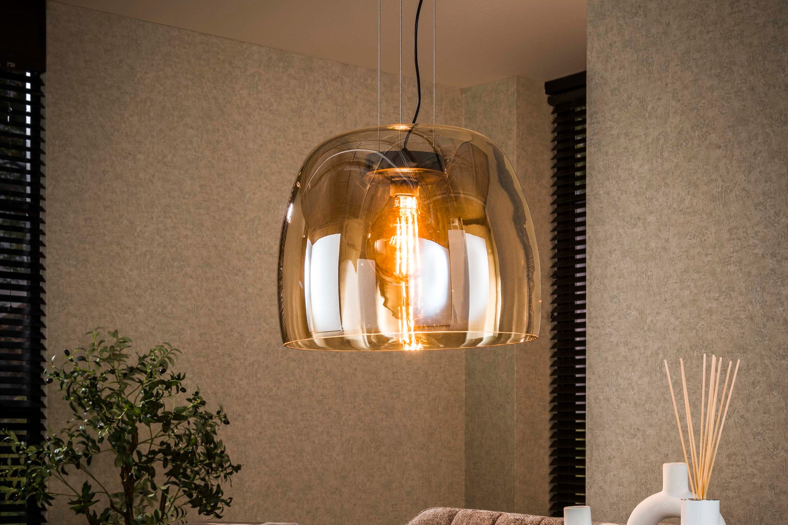 Hanglamp „Avernis“ – Grote lampenkap in de varianten barnsteen, koper en chroom