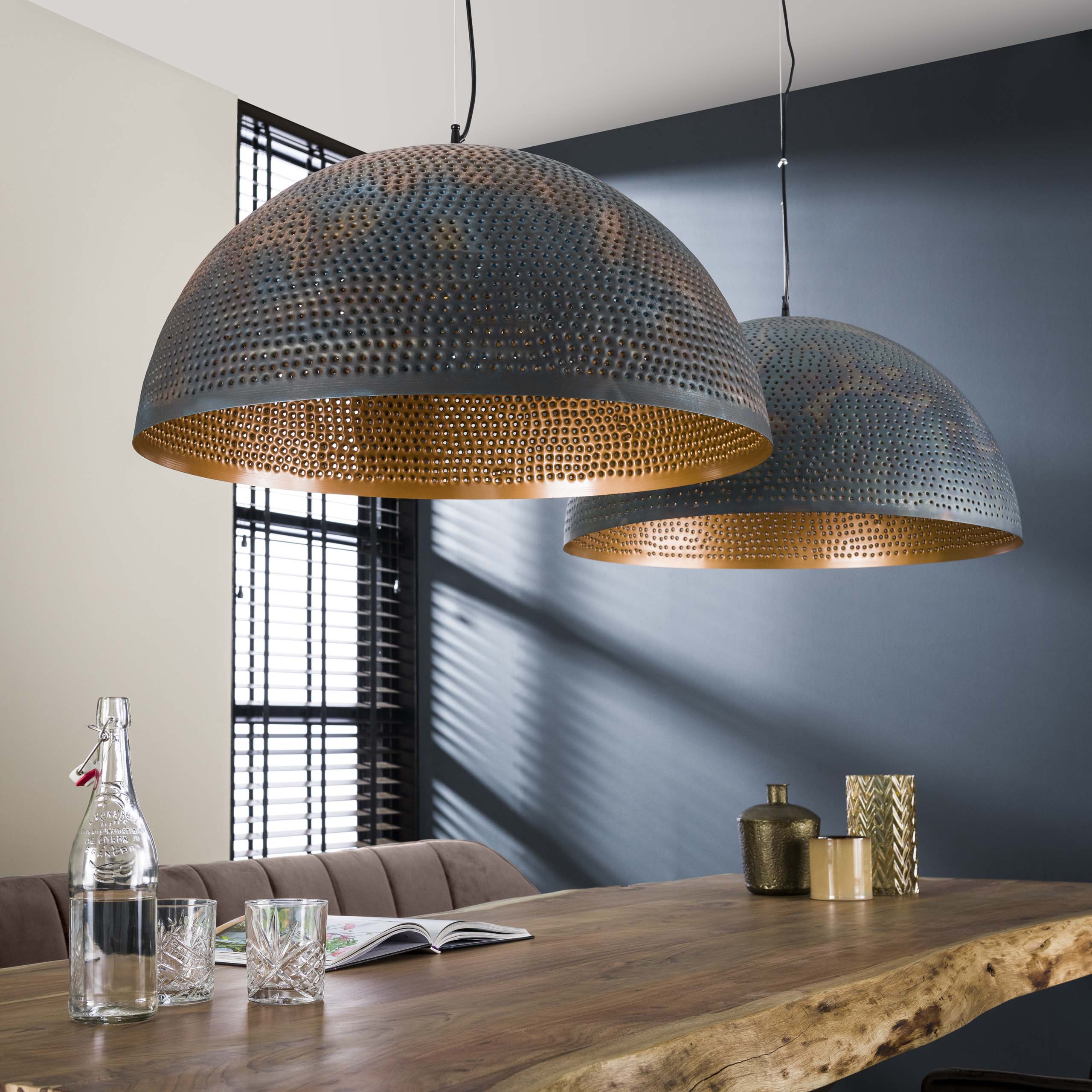 Hanglamp "Astryn" – Grote, geperforeerde lampenkap van Metaal in zwart-brons