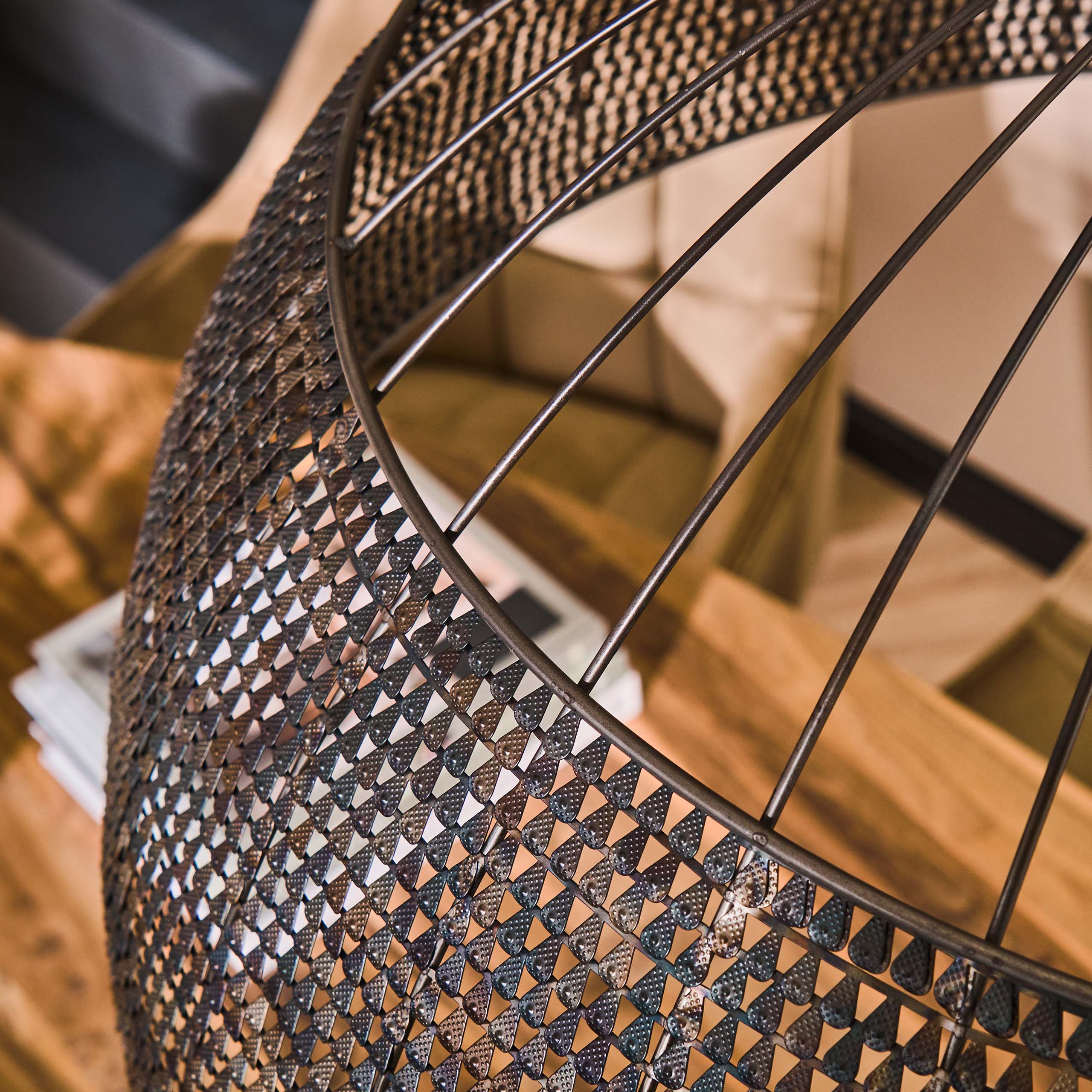 Hanglamp "Satoria" – Handgemaakte halve ronde lampenkap van Metaal in zwart-brons