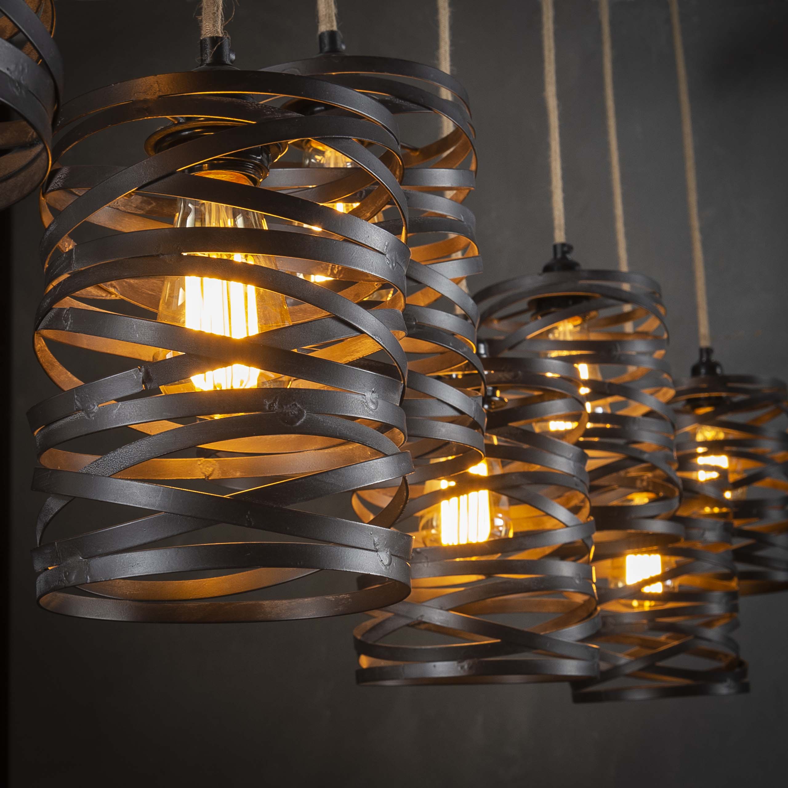 Hanglamp "Selvaris" – Met 7 spiraalvormige lampenkappen en industriële buis-plafondbevestiging