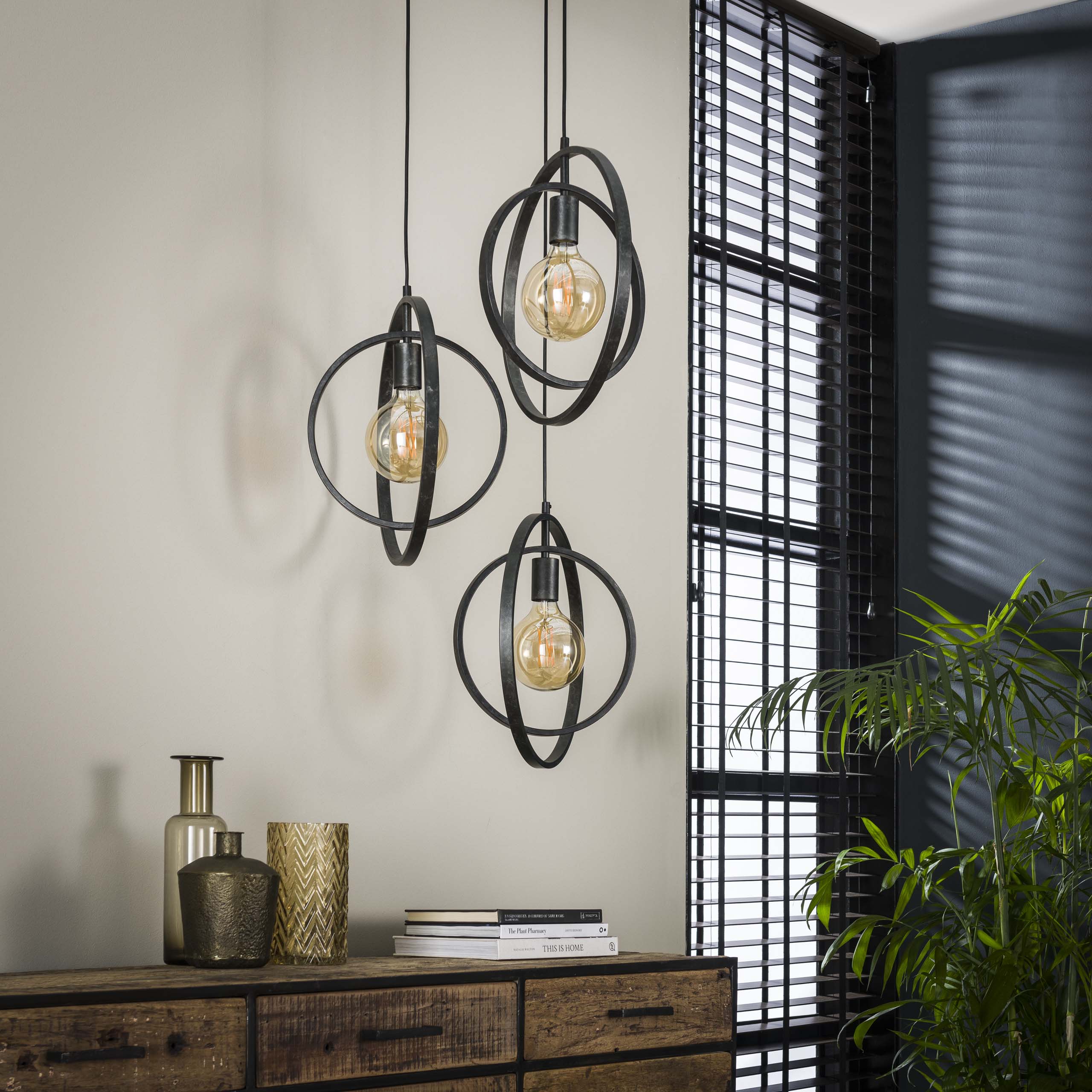 Hanglamp Orbitra Trio – Gelaagd ringontwerp in antraciet (3-lichts)