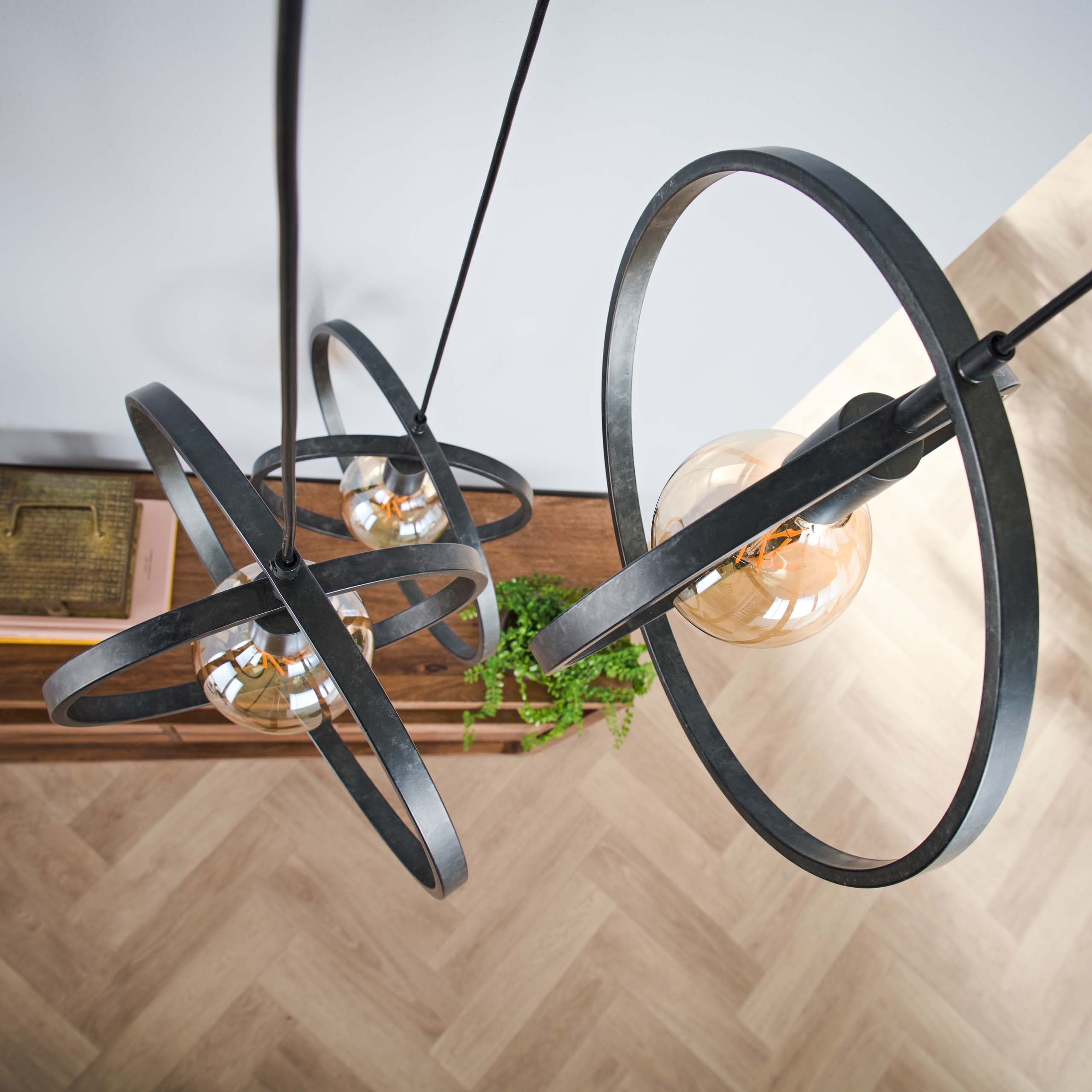Hanglamp Orbitra Trio – Gelaagd ringontwerp in antraciet (3-lichts)