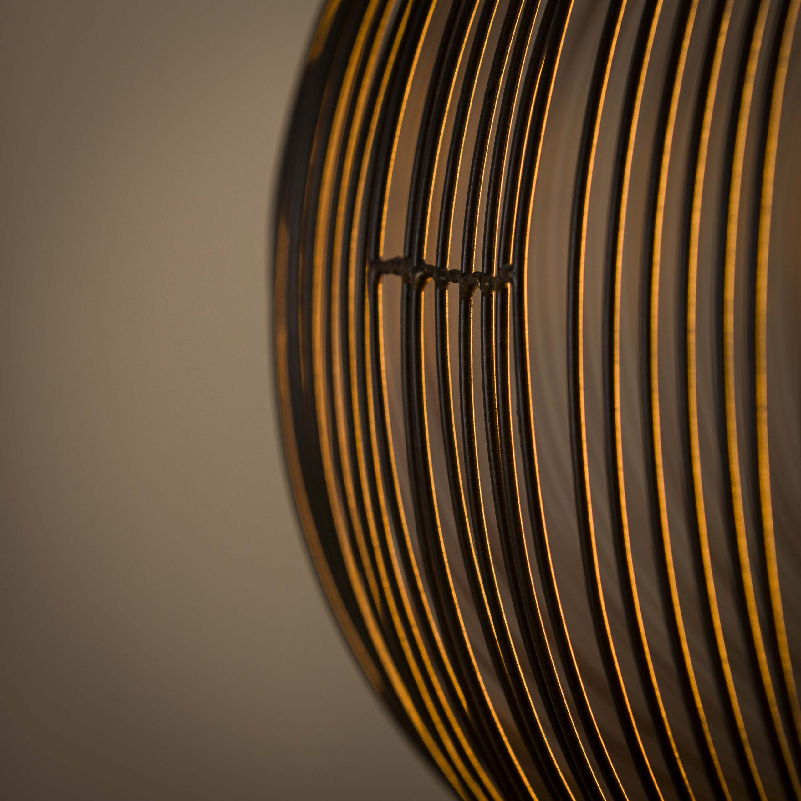 Hanglamp Aurex – Metalen schijf in zwartnikkel met gouden accenten