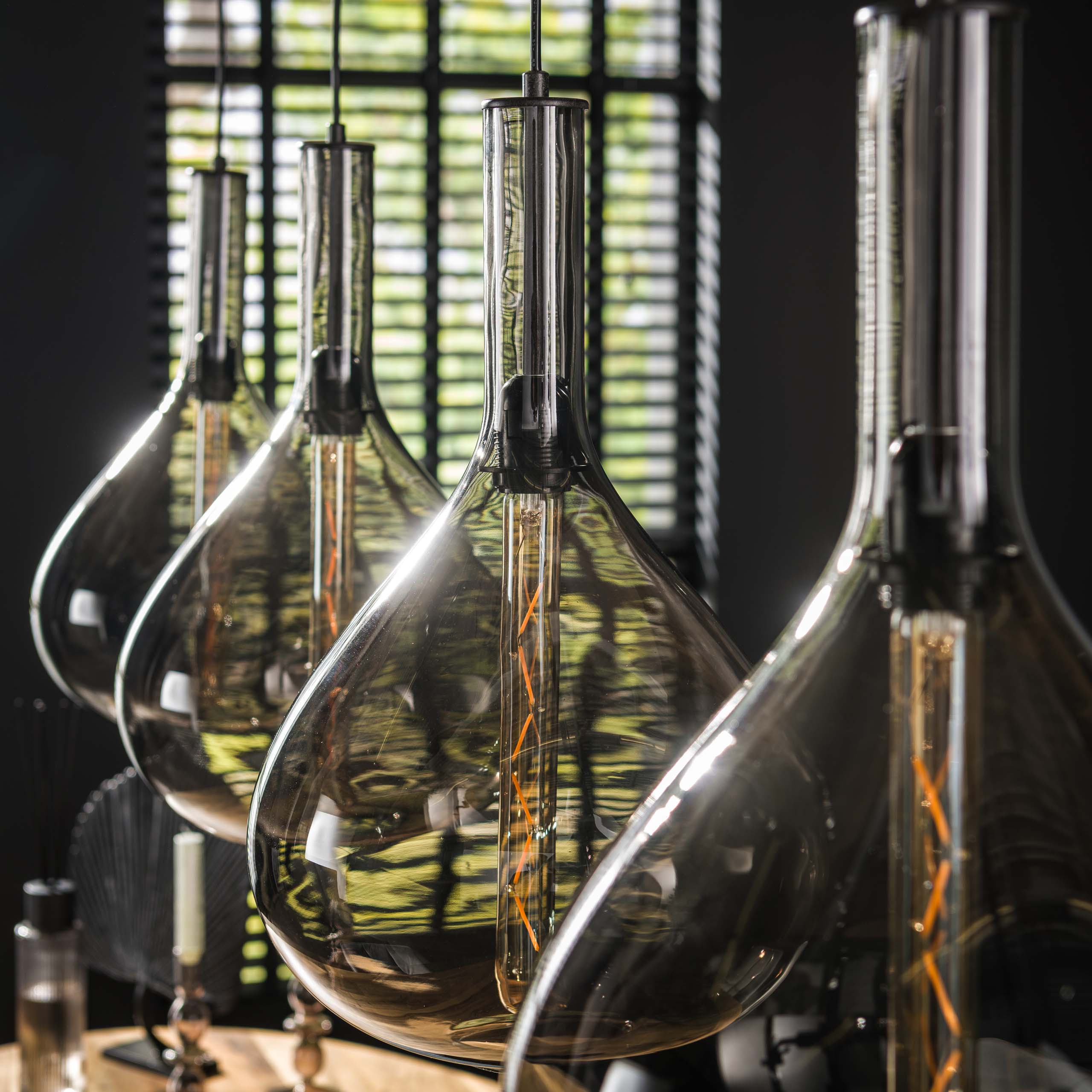 Hanglamp Noira – rookglas kappen in Artic Zwart (4-lichts)