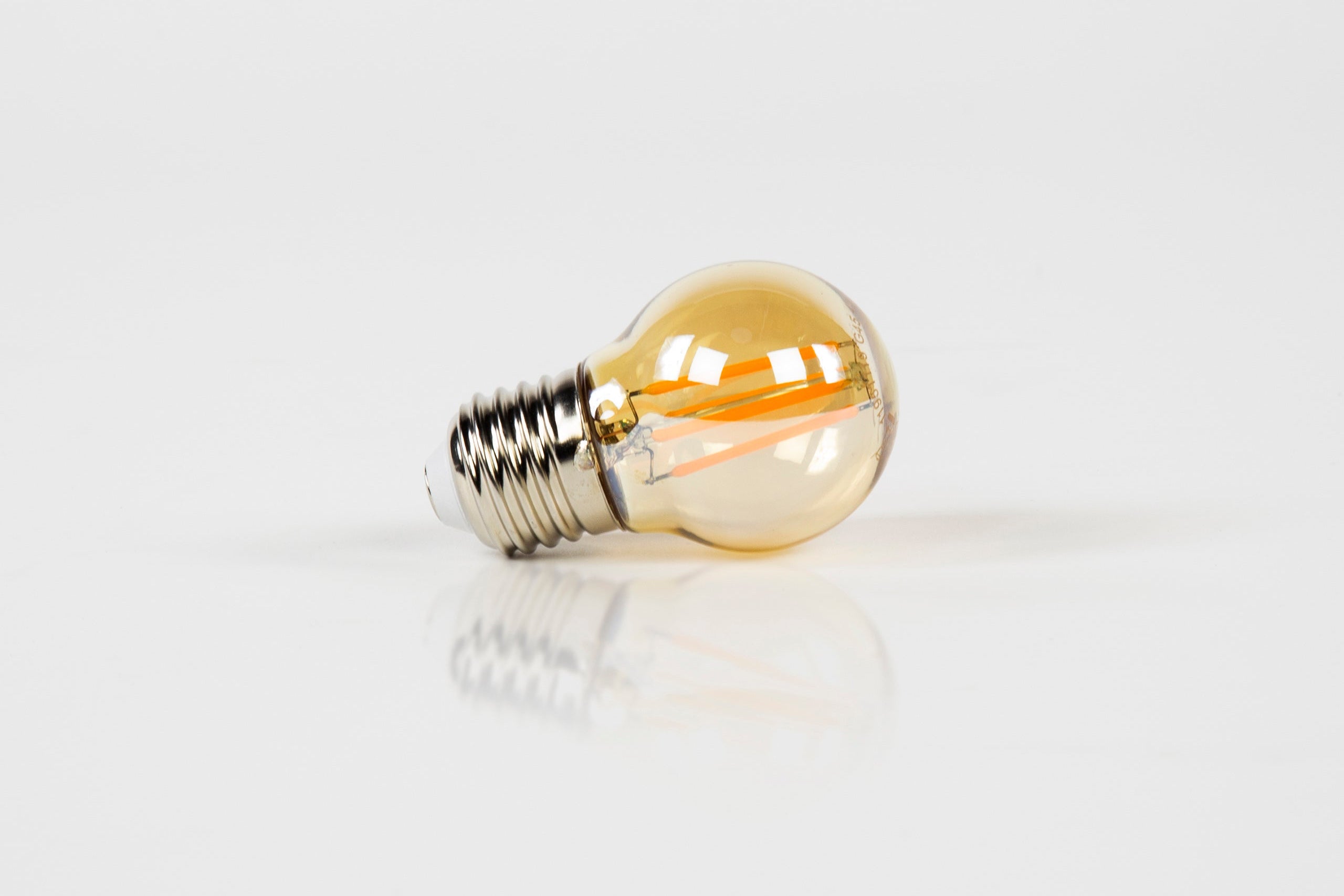 LED-gloeilamp Embera – G45-E27 met amberkleurig glas