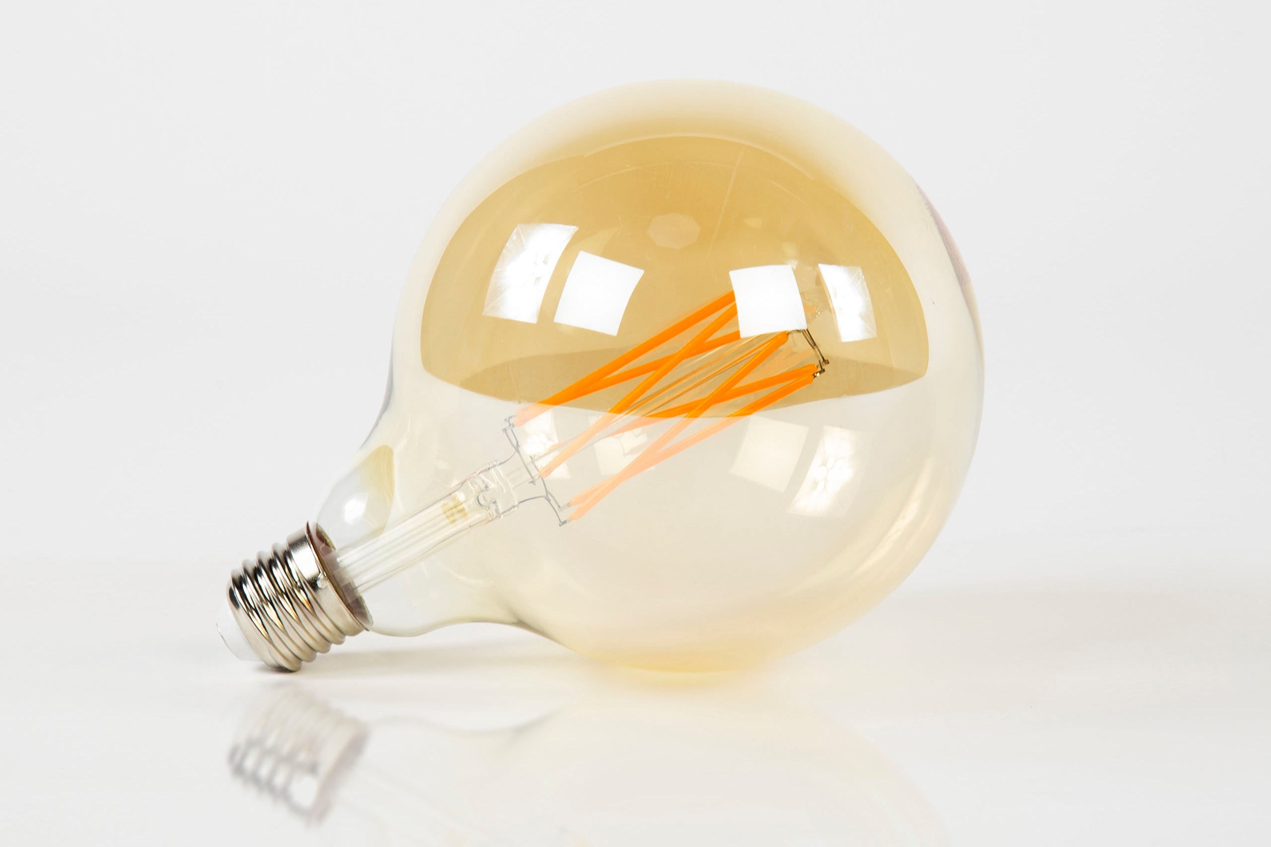 LED-gloeilamp Veya – G125-E27 in groot formaat met amberkleurig glas