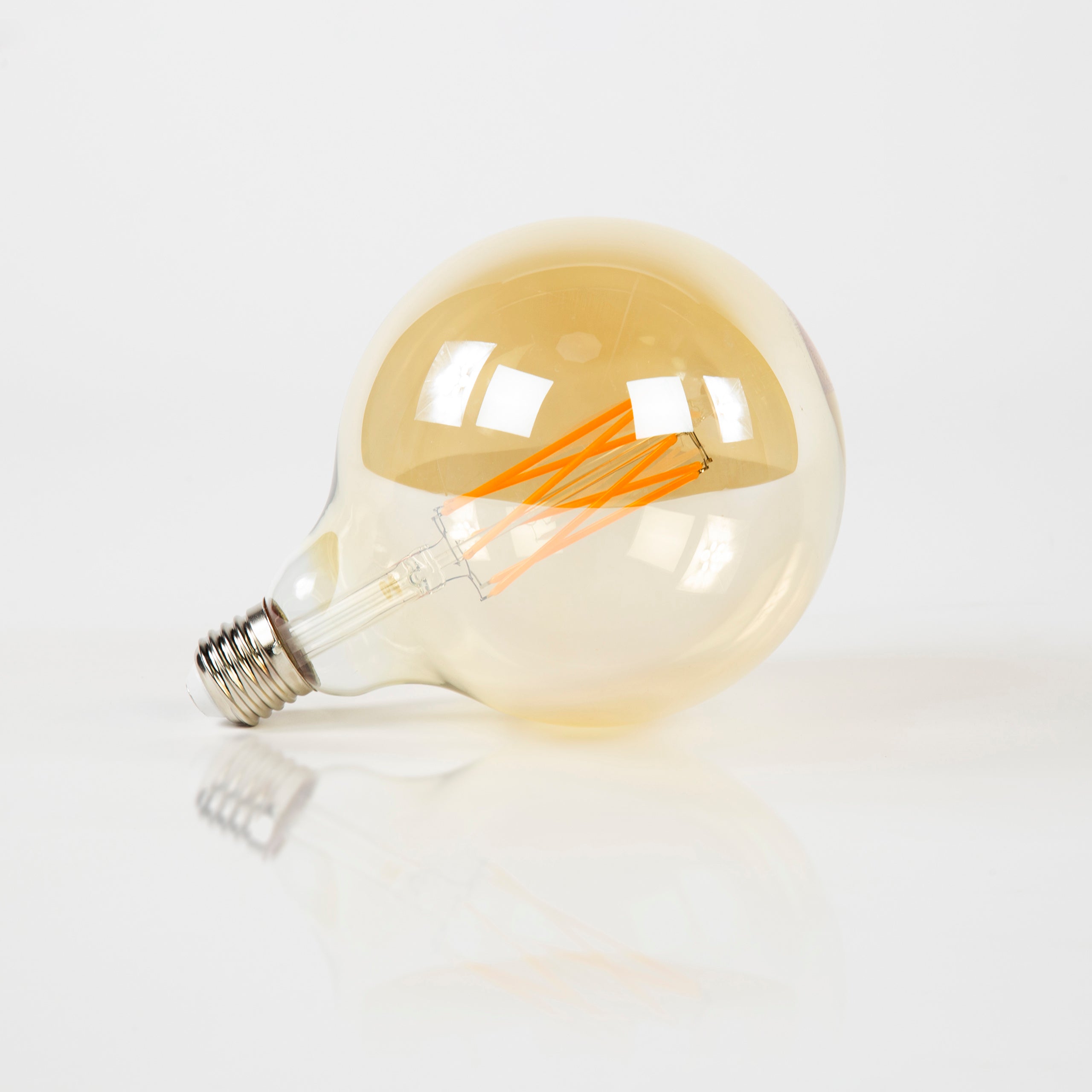 LED-gloeilamp Veya – G125-E27 in groot formaat met amberkleurig glas