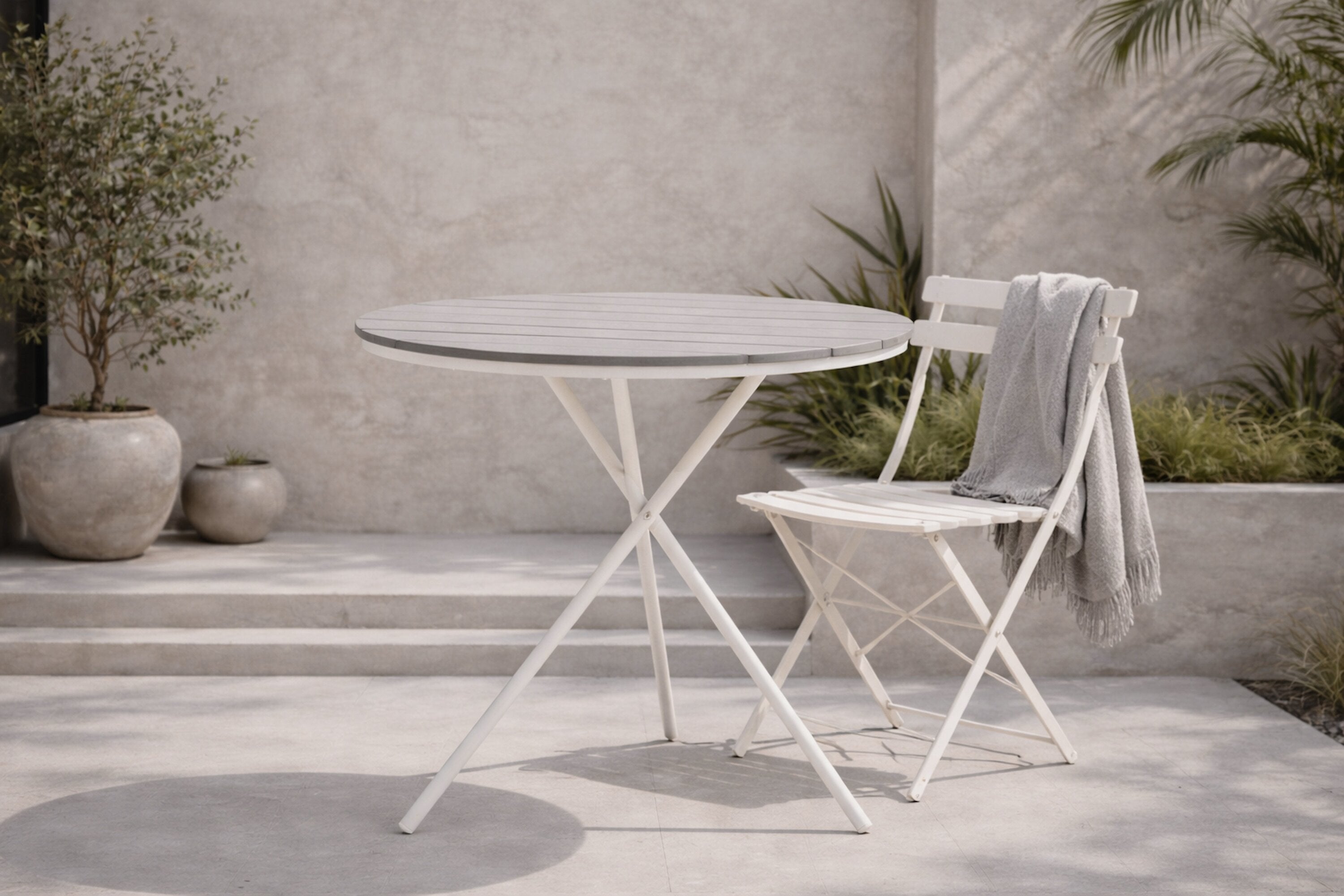 Gartentisch Malari - een ronde eettafel met Aintwood tafelblad en een metalen frame