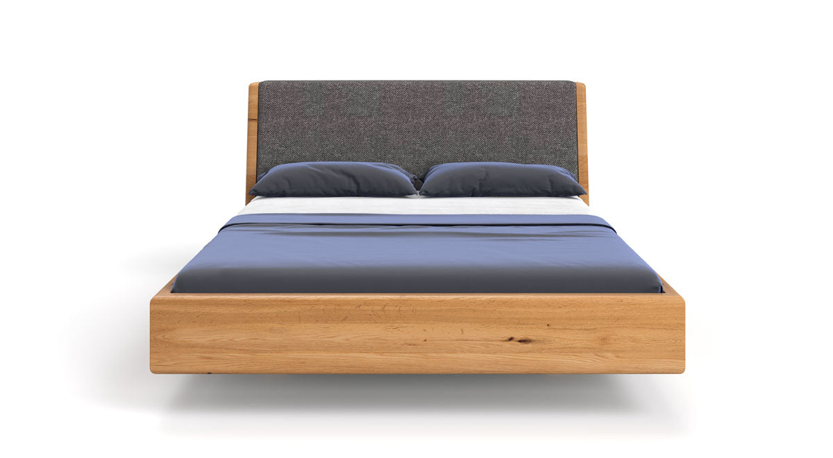 Designer houten bed Cassian van massief eiken in zwevende look