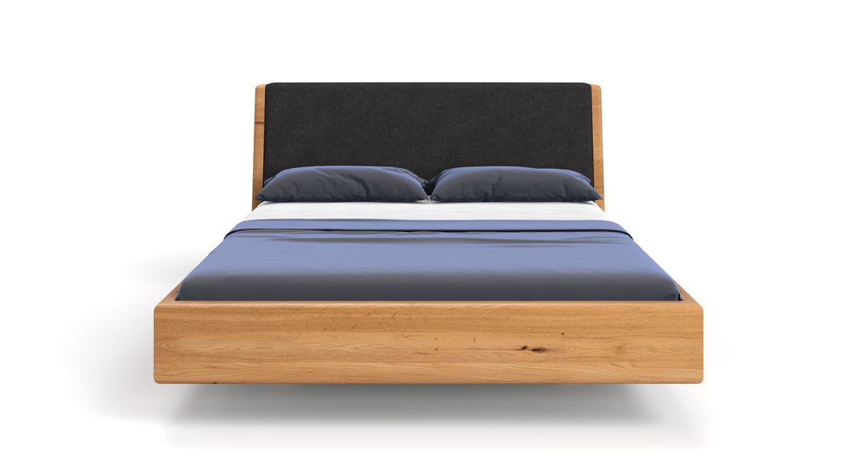 Designer houten bed Cassian van massief eiken in zwevende look