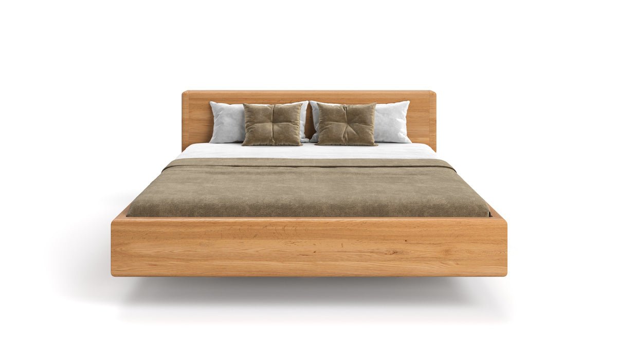 Designers houten bed Arvelo van massief eiken in zwevende look en met rechte hoofdbord