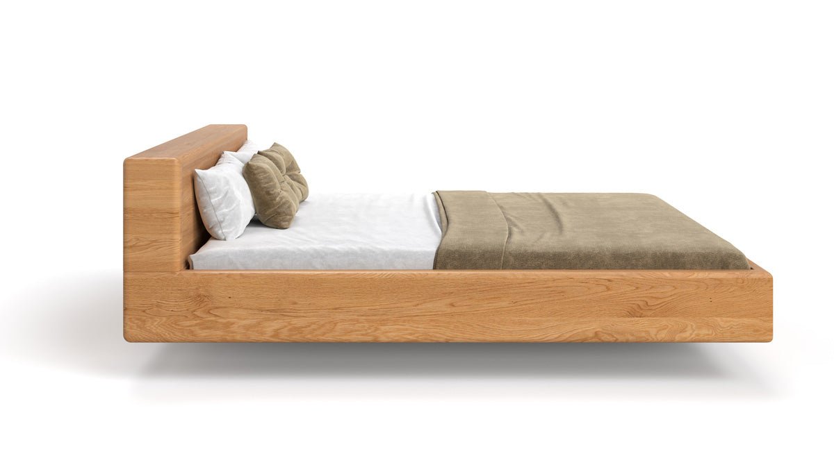 Designers houten bed Arvelo van massief eiken in zwevende look en met rechte hoofdbord