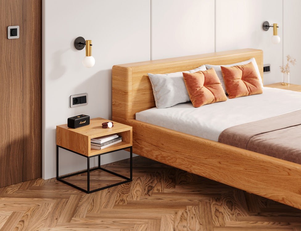 Designers houten bed Arvelo van massief eiken in zwevende look en met rechte hoofdbord
