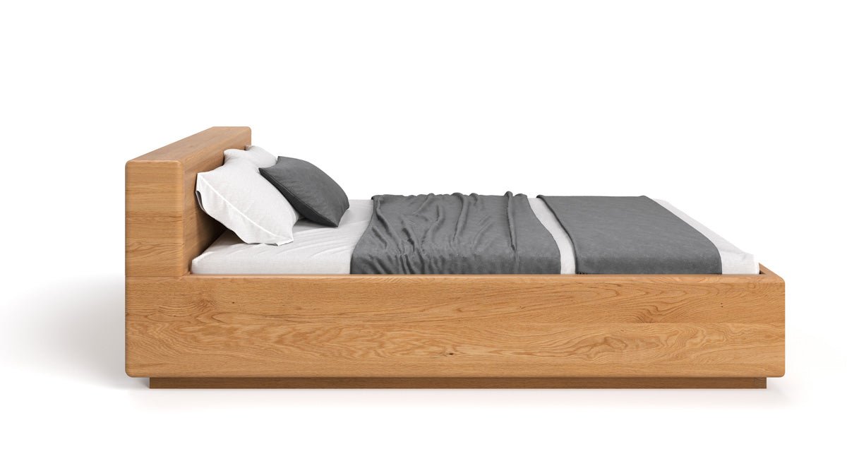 Designers houten bed Calveno van massief eiken met opbergruimte en recht hoofdeinde