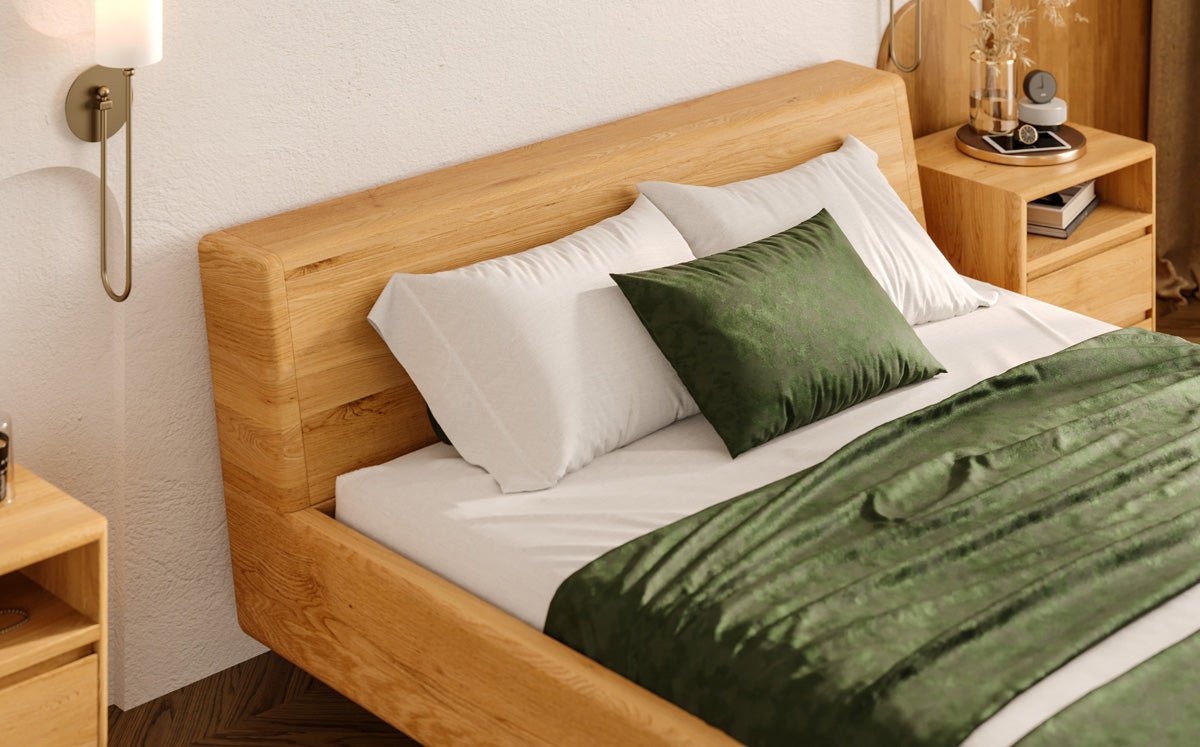 Designers houten bed Arvelo van massief eiken in zwevende look en schuin hoofdeinde