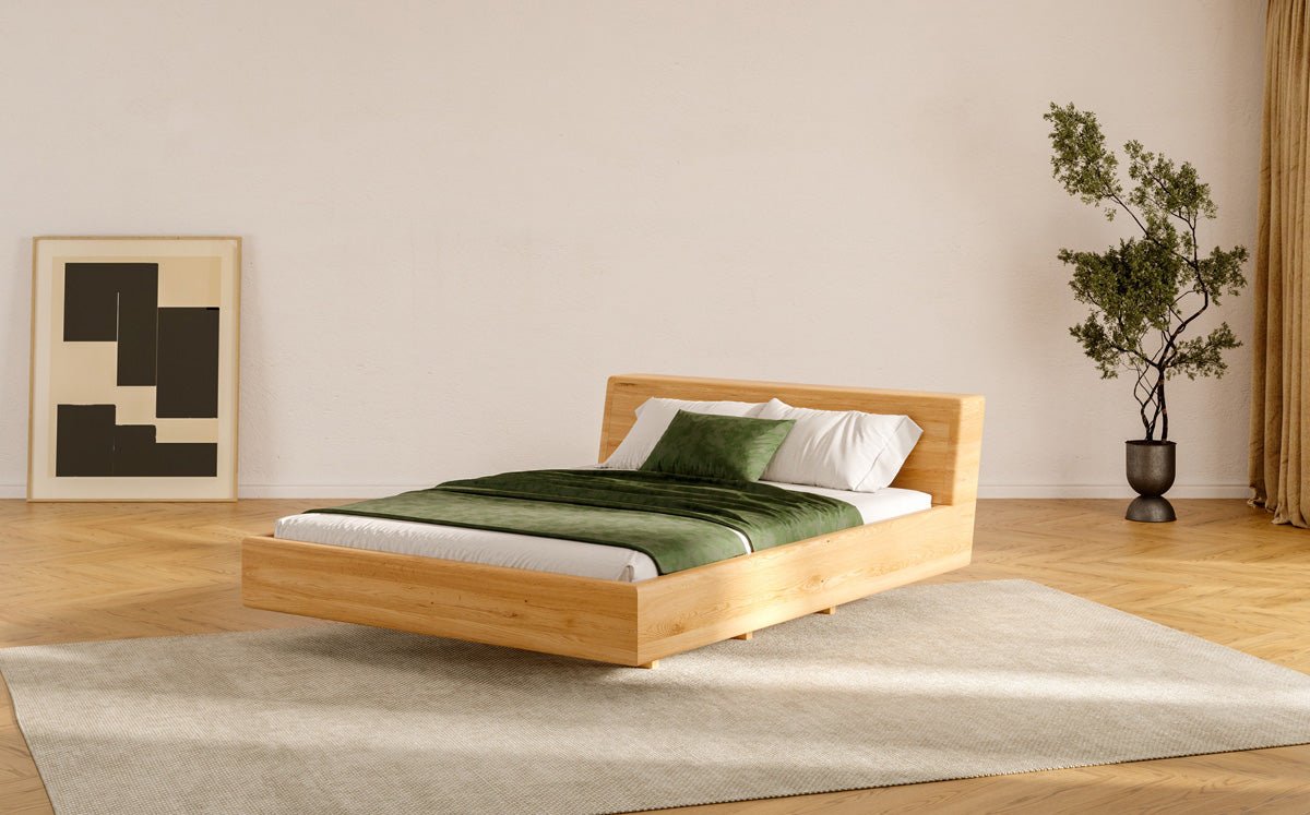 Designers houten bed Arvelo van massief eiken in zwevende look en schuin hoofdeinde