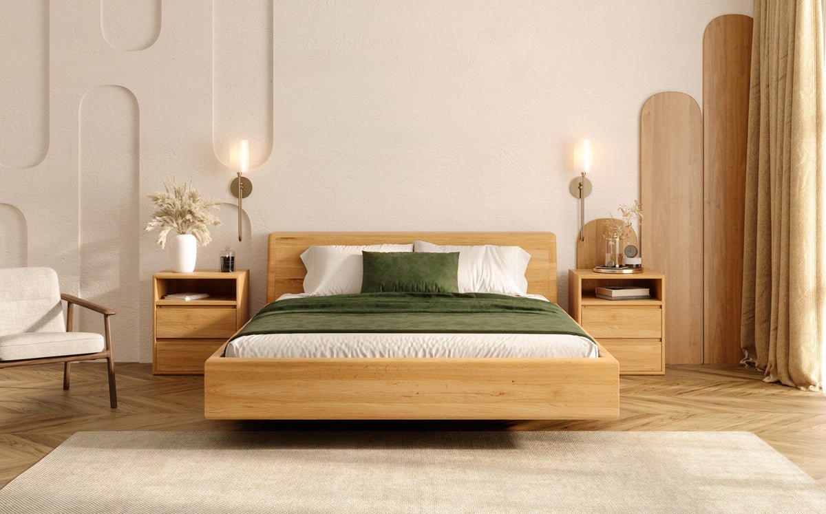 Designers houten bed Arvelo van massief eiken in zwevende look en schuin hoofdeinde